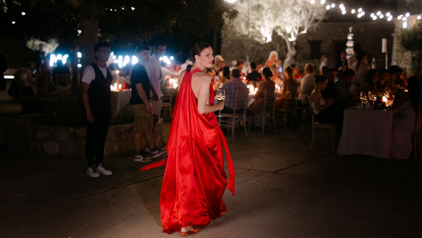 Summer cheers | H Mo&#xEB;t &amp; Chandon &#x3C3;&#x3C5;&#x3BD;&#x3B5;&#x3C7;&#x3AF;&#x3B6;&#x3B5;&#x3B9; &#x3C4;&#x3B7;&#x3BD; &#x3C0;&#x3B1;&#x3C1;&#x3AC;&#x3B4;&#x3BF;&#x3C3;&#x3B7; &#x3BC;&#x3B5; &#x3AD;&#x3BD;&#x3B1; exclusive dinner &#x3C3;&#x3C4;&#x3B9;&#x3C2; &#x3A3;&#x3C0;&#x3AD;&#x3C4;&#x3C3;&#x3B5;&#x3C2;