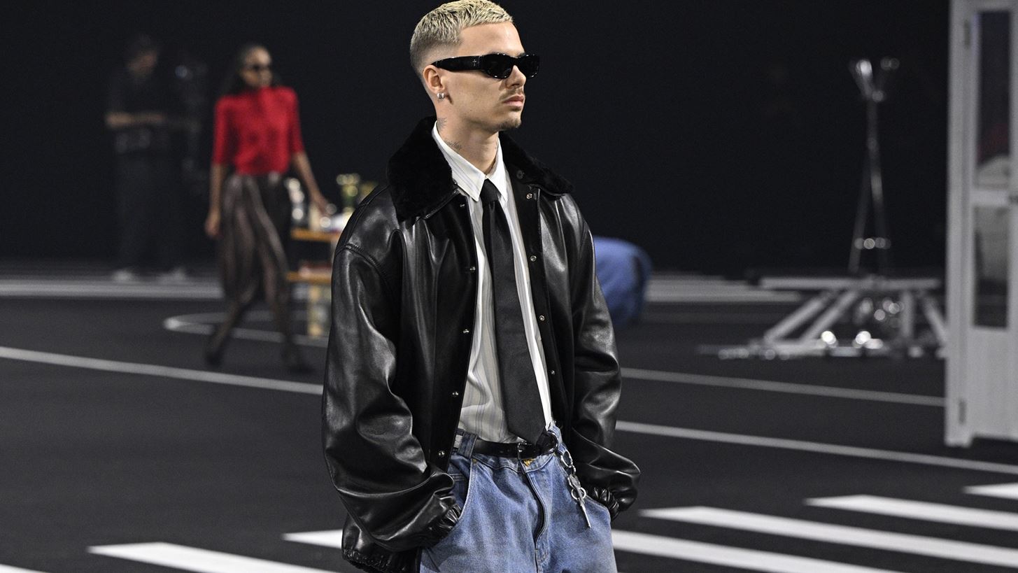 O Romeo Beckham συνεχίζει τη ζωή του παρά το οικογενειακό δράμα | Περπάτησε σε show στο Παρίσι