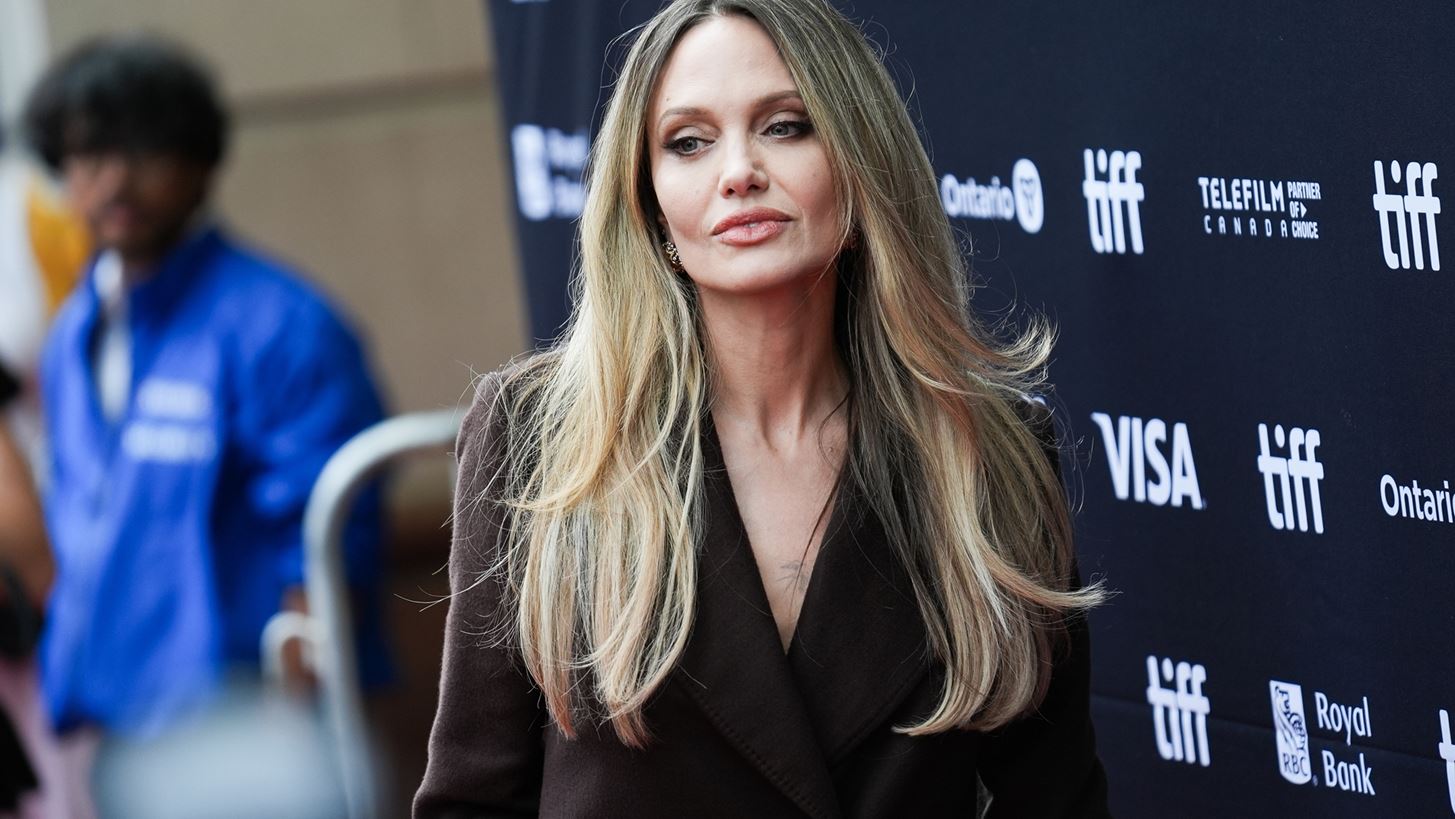 Angelia Jolie | &#x397; &#x3BC;&#x3BF;&#x3BD;&#x3B1;&#x3B4;&#x3B9;&#x3BA;&#x3AE; &#x3B3;&#x3C5;&#x3BD;&#x3B1;&#x3AF;&#x3BA;&#x3B1; &#x3B3;&#x3B9;&#x3B1; &#x3C4;&#x3B7;&#x3BD; &#x3BF;&#x3C0;&#x3BF;&#x3AF;&#x3B1; &#x3AD;&#x3BD;&#x3B9;&#x3C9;&#x3C3;&#x3B5; &quot;&#x3B4;&#x3B7;&#x3BB;&#x3B7;&#x3C4;&#x3B7;&#x3C1;&#x3B9;&#x3CE;&#x3B4;&#x3B7; &#x3B6;&#x3AE;&#x3BB;&#x3B5;&#x3B9;&#x3B1;&quot;