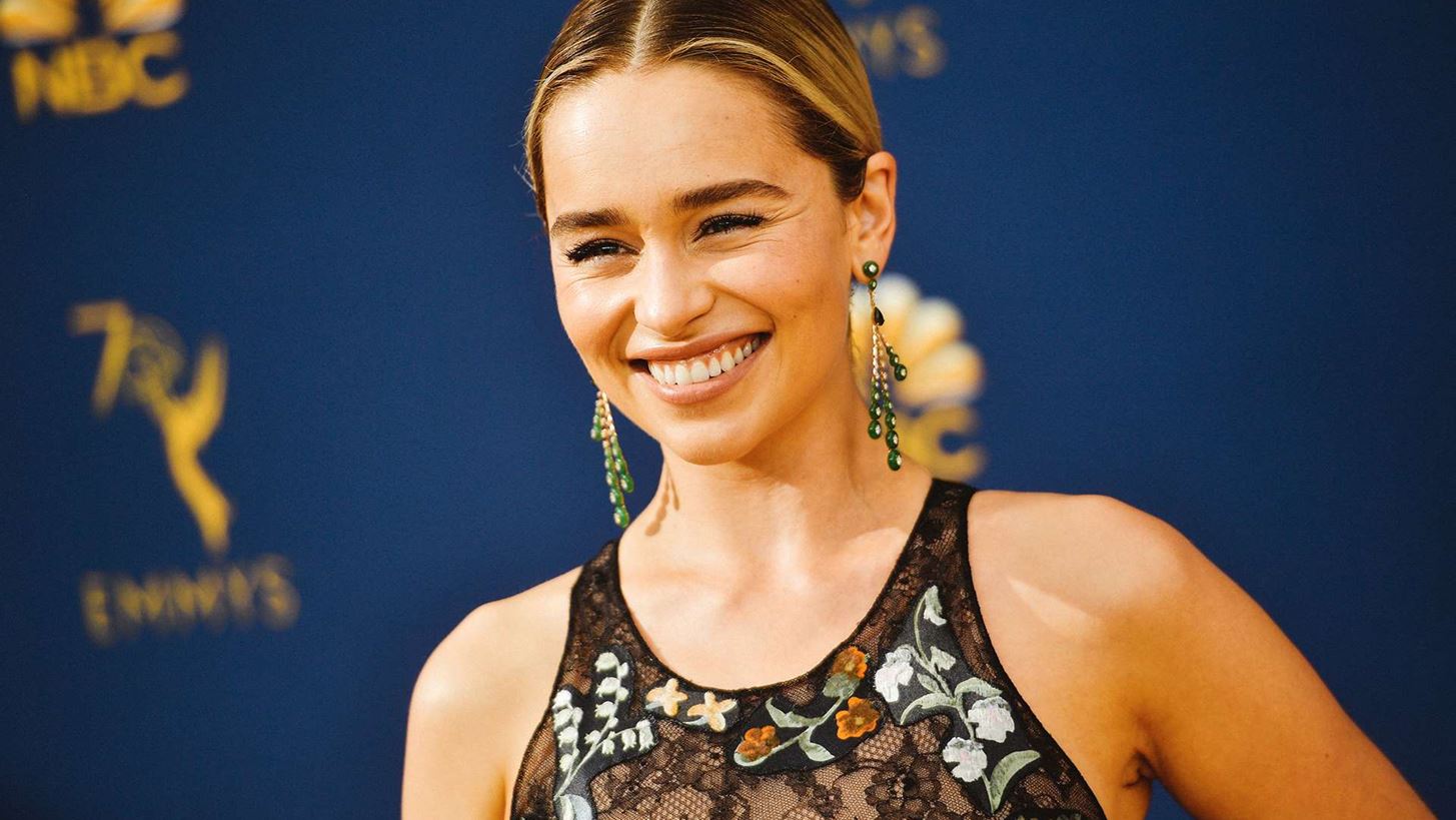 &#x397; Emilia Clarke &#x3B8;&#x3AD;&#x3BB;&#x3B5;&#x3B9; &#x3BD;&#x3B1; &#x3B3;&#x3AF;&#x3BD;&#x3B5;&#x3B9; &#x3B7; &#x3C0;&#x3C1;&#x3CE;&#x3C4;&#x3B7; &#x3B3;&#x3C5;&#x3BD;&#x3B1;&#x3AF;&#x3BA;&#x3B1; James Bond