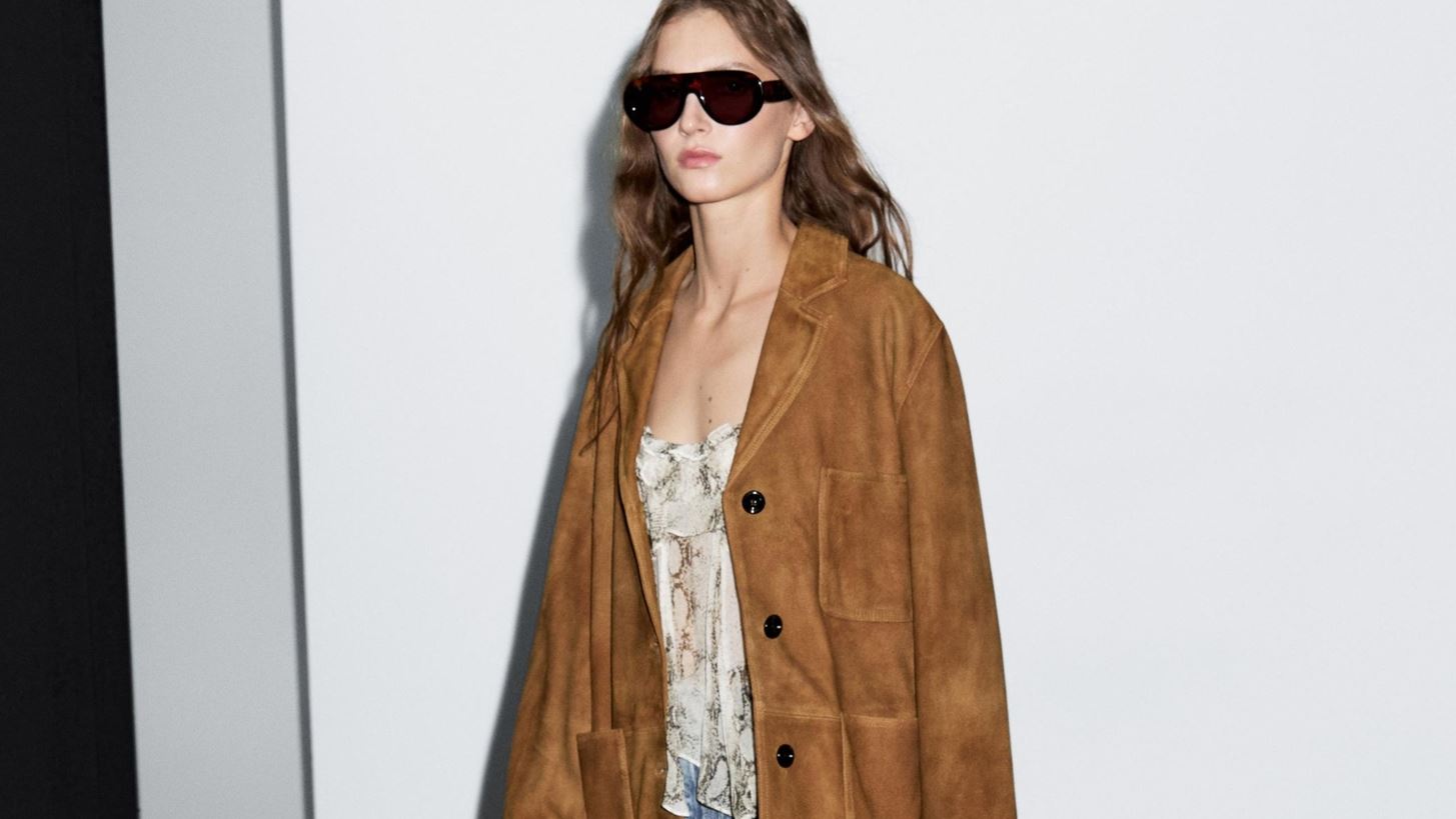 &#x3A4;&#x3BF; suede blazer &#x3B1;&#x3C0;&#x3CC; &#x3C4;&#x3B7; Massimo Dutti &#x3C0;&#x3BF;&#x3C5; &#x3BC;&#x3B1;&#x3C2; &#x3B2;&#x3AC;&#x3B6;&#x3B5;&#x3B9; &#x3C3;&#x3B5; mood &#x3C6;&#x3B8;&#x3B9;&#x3BD;&#x3BF;&#x3C0;&#x3C9;&#x3C1;&#x3B9;&#x3BD;&#x3BF;&#x3CD; shopping