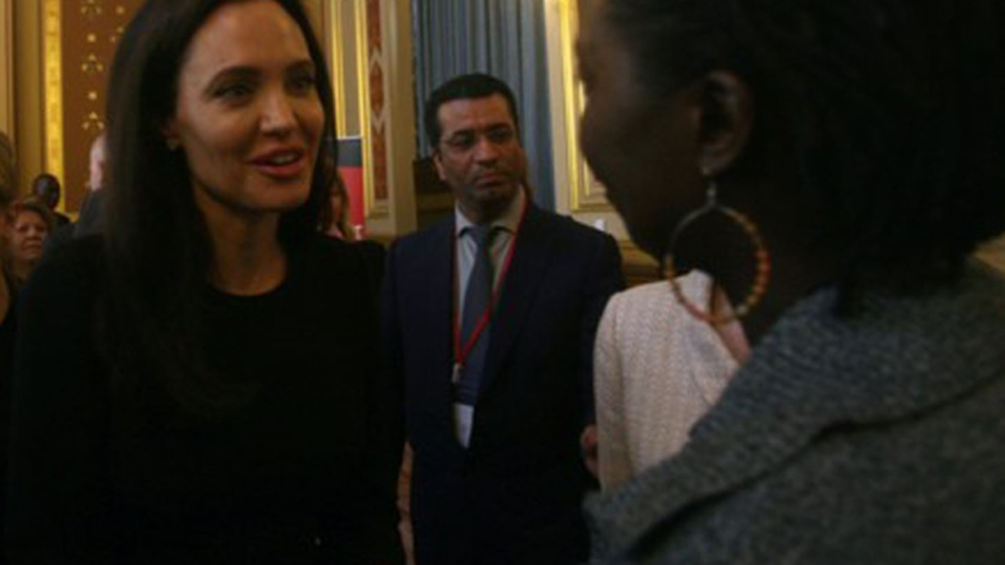 Angelina Jolie: &#x39A;&#x3AC;&#x3BD;&#x3B5;&#x3B9; &#x3AD;&#x3BA;&#x3BA;&#x3BB;&#x3B7;&#x3C3;&#x3B7; &#x3B3;&#x3B9;&#x3B1; &#x3C4;&#x3B1; &#x3B8;&#x3CD;&#x3BC;&#x3B1;&#x3C4;&#x3B1; &#x3C4;&#x3B7;&#x3C2; &#x3C3;&#x3B5;&#x3BE;&#x3BF;&#x3C5;&#x3B1;&#x3BB;&#x3B9;&#x3BA;&#x3AE;&#x3C2; &#x3B2;&#x3AF;&#x3B1;&#x3C2;