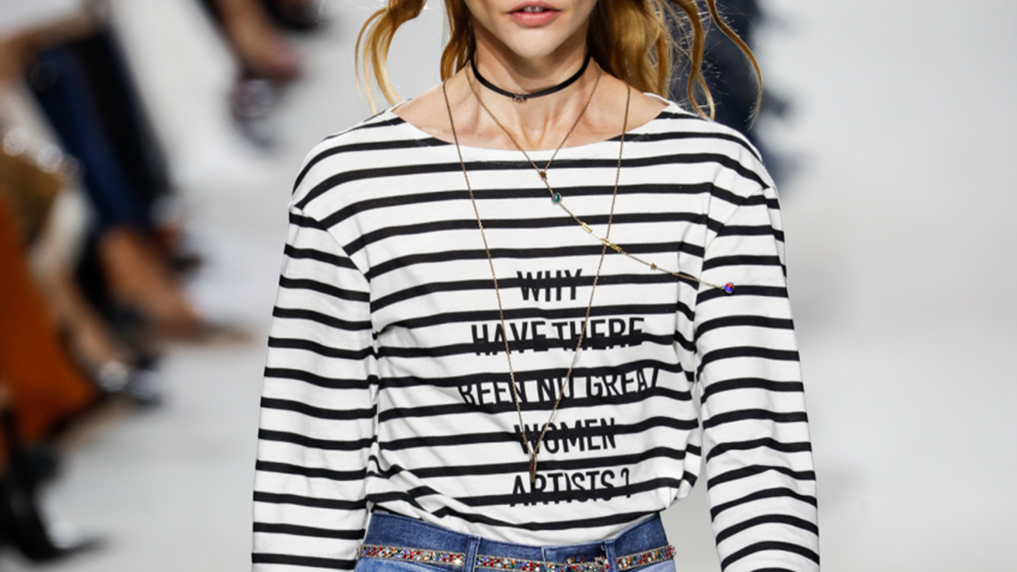 H Maria Grazia Chiuri &#x3B5;&#x3C0;&#x3B1;&#x3BD;&#x3B1;&#x3C6;&#x3AD;&#x3C1;&#x3B5;&#x3B9; &#x3C4;&#x3B1; &#x3C6;&#x3B5;&#x3BC;&#x3B9;&#x3BD;&#x3B9;&#x3C3;&#x3C4;&#x3B9;&#x3BA;&#x3AC; &#x3C3;&#x3BB;&#x3CC;&#x3B3;&#x3BA;&#x3B1;&#x3BD; &#x3C3;&#x3C4;&#x3BF; show &#x3C4;&#x3BF;&#x3C5; &#x3BF;&#x3AF;&#x3BA;&#x3BF;&#x3C5; Dior