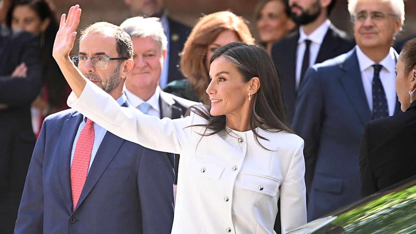 &#x397; &#x3B2;&#x3B1;&#x3C3;&#x3AF;&#x3BB;&#x3B9;&#x3C3;&#x3C3;&#x3B1; Letizia &#x3C3;&#x3C5;&#x3BD;&#x3B4;&#x3CD;&#x3B1;&#x3C3;&#x3B5; &#x3C4;&#x3BF; &#x3BB;&#x3B5;&#x3C5;&#x3BA;&#x3CC; Mango &#x3BA;&#x3BF;&#x3C3;&#x3C4;&#x3BF;&#x3CD;&#x3BC;&#x3B9; &#x3C4;&#x3B7;&#x3C2; &#x3BC;&#x3B5; &#x3B4;&#x3AF;&#x3C7;&#x3C1;&#x3C9;&#x3BC;&#x3B1; &quot;&#x3C0;&#x3B1;&#x3B9;&#x3B4;&#x3B9;&#x3BA;&#x3AC;&quot; &#x3C0;&#x3B1;&#x3C0;&#x3BF;&#x3CD;&#x3C4;&#x3C3;&#x3B9;&#x3B1;
