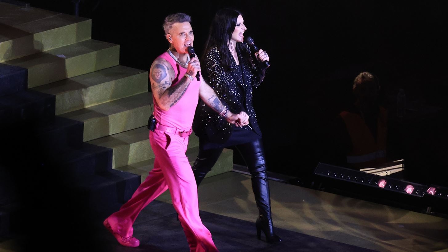 Laura Pausini | H &#x399;&#x3C4;&#x3B1;&#x3BB;&#x3AF;&#x3B4;&#x3B1; &#x3C3;&#x3C4;&#x3B1;&#x3C1; &#x3C0;&#x3BF;&#x3C5; &#x3B5;&#x3BC;&#x3C6;&#x3B1;&#x3BD;&#x3AF;&#x3B6;&#x3B5;&#x3C4;&#x3B1;&#x3B9; &#x3B4;&#x3AF;&#x3C0;&#x3BB;&#x3B1; &#x3C3;&#x3C4;&#x3BF;&#x3BD; Robbie Williams &#x3BA;&#x3B1;&#x3B9; &#x3AD;&#x3C7;&#x3B5;&#x3B9; &#x3B4;&#x3B9;&#x3BA;&#x3CC; &#x3C4;&#x3B7;&#x3C2; &#x3BC;&#x3BF;&#x3C5;&#x3C3;&#x3B5;&#x3AF;&#x3BF;