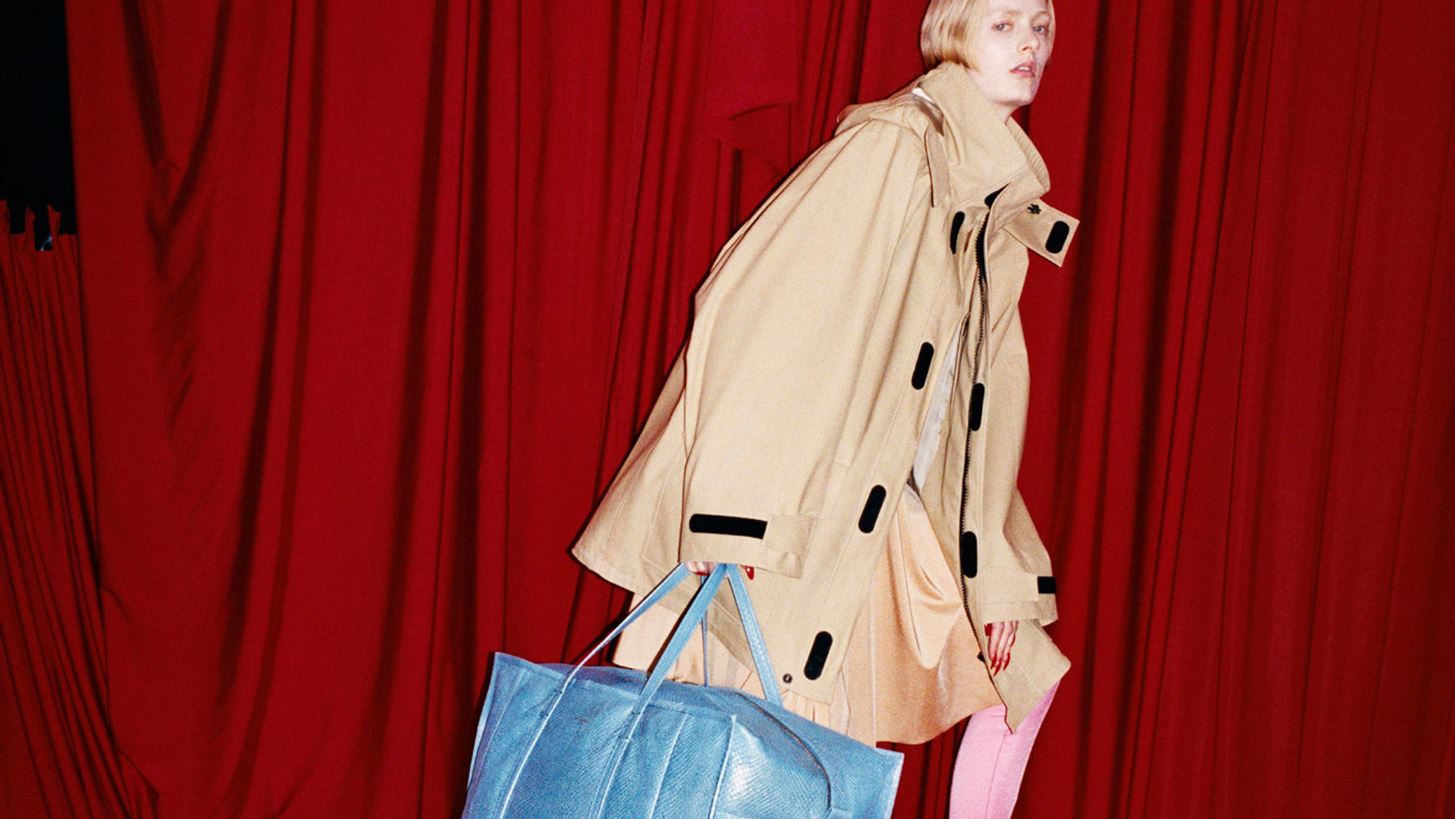 Balenciaga: Η νέα τσάντα του οίκου που έγινε το απόλυτο θέμα συζήτησης