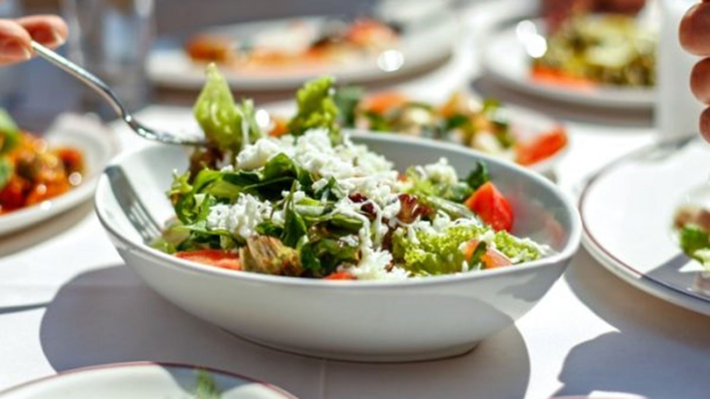 8 τρόποι για να τρως ελαφριά αλλά και νόστιμα το μεσημέρι