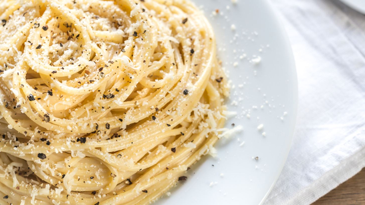 &#x397; &#x3C3;&#x3C5;&#x3BD;&#x3C4;&#x3B1;&#x3B3;&#x3AE; &#x3B3;&#x3B9;&#x3B1; cacio e pepe pasta &#x3B5;&#x3AF;&#x3BD;&#x3B1;&#x3B9; &#x3B1;&#x3C5;&#x3C4;&#x3CC; &#x3C0;&#x3BF;&#x3C5; &#x3C7;&#x3C1;&#x3B5;&#x3B9;&#x3AC;&#x3B6;&#x3B5;&#x3C3;&#x3B1;&#x3B9; &#x3C3;&#x3AE;&#x3BC;&#x3B5;&#x3C1;&#x3B1;