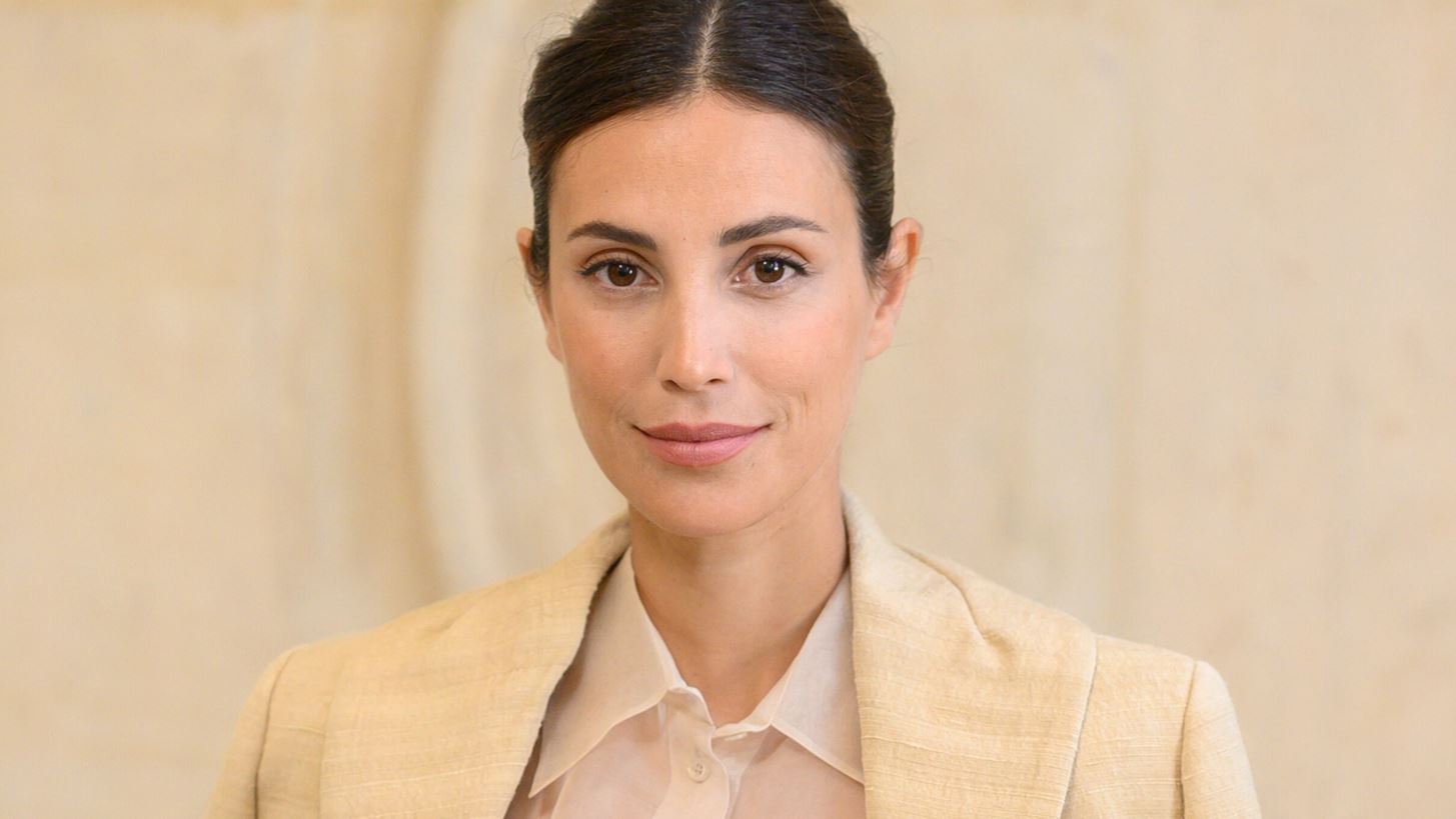 Alessandra de Osma | &#x397; &#x3C0;&#x3C1;&#x3B9;&#x3B3;&#x3BA;&#x3AF;&#x3C0;&#x3B9;&#x3C3;&#x3C3;&#x3B1; &#x3C4;&#x3BF;&#x3C5; &#x391;&#x3BD;&#x3CC;&#x3B2;&#x3B5;&#x3C1;&#x3BF; &#x3C6;&#x3CC;&#x3C1;&#x3B5;&#x3C3;&#x3B5; &#x3C4;&#x3B7;&#x3BD; &#x3C0;&#x3B9;&#x3BF; &#x3BA;&#x3BF;&#x3BC;&#x3C8;&#x3AE; &#x3BF;&#x3BB;&#x3CC;&#x3C3;&#x3C9;&#x3BC;&#x3B7; &#x3C6;&#x3CC;&#x3C1;&#x3BC;&#x3B1; &#x3B1;&#x3C0;&#x3CC; &#x3C4;&#x3B7; Massimo Dutti