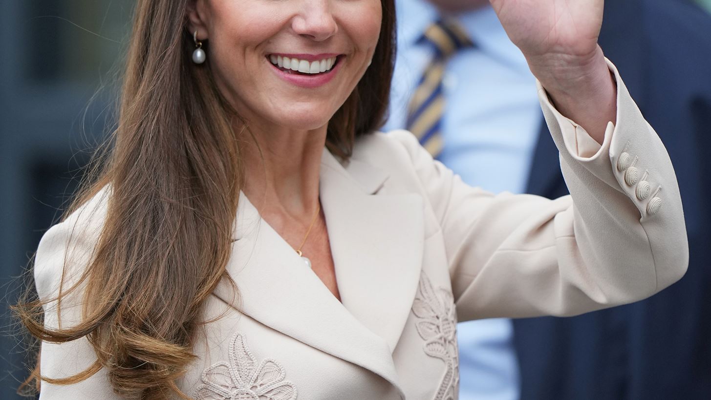 &#x397; Kate Middleton &#x3C6;&#x3CC;&#x3C1;&#x3B5;&#x3C3;&#x3B5; &#x3C4;&#x3B7; &#x3BC;&#x3B5;&#x3B3;&#x3B1;&#x3BB;&#x3CD;&#x3C4;&#x3B5;&#x3C1;&#x3B7; &#x3C4;&#x3AC;&#x3C3;&#x3B7; &#x3C4;&#x3B7;&#x3C2; &#x3C3;&#x3B5;&#x3B6;&#x3CC;&#x3BD;- &#x3B1;&#x3BB;&#x3BB;&#x3AC; &#x3BC;&#x3B5; &#x3C4;&#x3BF;&#x3BD; &#x3B4;&#x3B9;&#x3BA;&#x3CC; &#x3C4;&#x3B7;&#x3C2; &#x3C4;&#x3C1;&#x3CC;&#x3C0;&#x3BF;