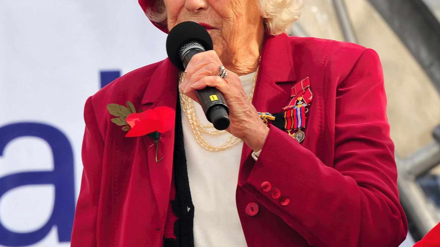 &#x388;&#x3C6;&#x3C5;&#x3B3;&#x3B5; &#x3B1;&#x3C0;&#x3CC; &#x3C4;&#x3B7; &#x3B6;&#x3C9;&#x3AE; &#x3B7; Vera Lynn