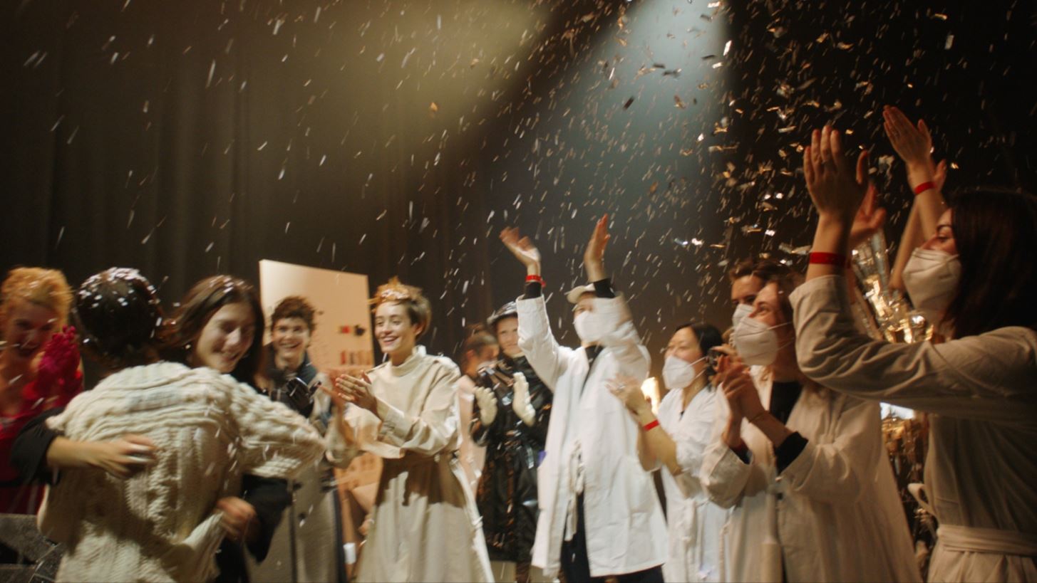 Fall-Winter 2021 | &#x397; &#x3BD;&#x3AD;&#x3B1; MM6 Maison Margiela &#x3C3;&#x3C5;&#x3BB;&#x3BB;&#x3BF;&#x3B3;&#x3AE; &#x3B5;&#x3BC;&#x3C0;&#x3BD;&#x3AD;&#x3B5;&#x3C4;&#x3B1;&#x3B9; &#x3B1;&#x3C0;&#x3CC; &#x3C4;&#x3B9;&#x3C2; &#x3C4;&#x3B1;&#x3C1;&#x3B1;&#x3C7;&#x3CE;&#x3B4;&#x3B5;&#x3B9;&#x3C2; &#x3B5;&#x3C0;&#x3BF;&#x3C7;&#x3AD;&#x3C2; &#x3C0;&#x3BF;&#x3C5; &#x3B2;&#x3B9;&#x3CE;&#x3BD;&#x3BF;&#x3C5;&#x3BC;&#x3B5;