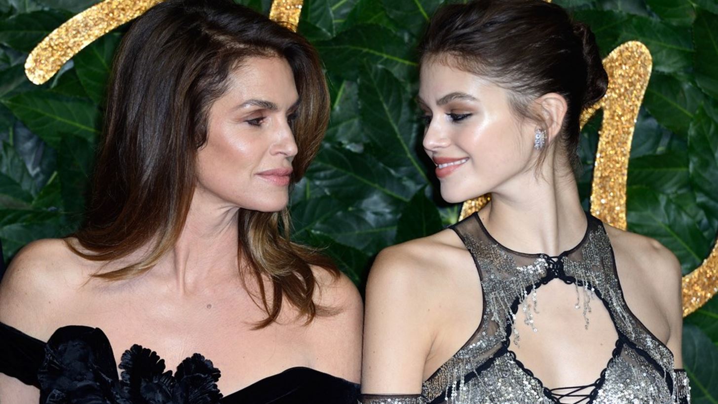 Kaia Gerber | &#x391;&#x3BD;&#x3C4;&#x3AD;&#x3B3;&#x3C1;&#x3B1;&#x3C8;&#x3B5; &#x3C4;&#x3BF; &#x3C0;&#x3B9;&#x3BF; iconic 90s look &#x3C4;&#x3B7;&#x3C2; Cindy Crawford