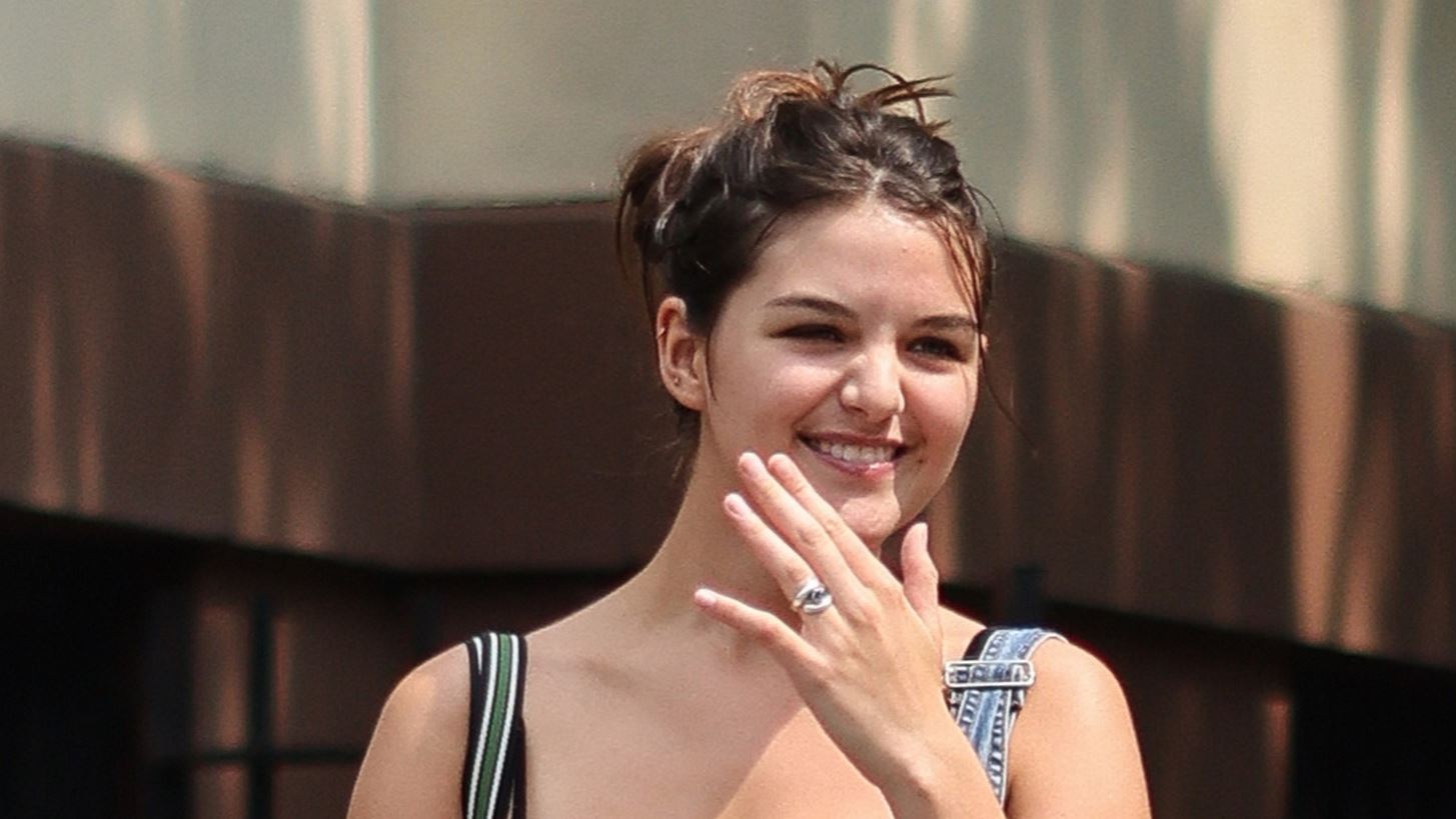 Suri Cruise | &#x397; &#x3BD;&#x3AD;&#x3B1; &#x3C4;&#x3B7;&#x3C2; &#x3B5;&#x3BC;&#x3C6;&#x3AC;&#x3BD;&#x3B9;&#x3C3;&#x3B7; &#x3BC;&#x3B1;&#x3C2; &#x3B8;&#x3CD;&#x3BC;&#x3B9;&#x3C3;&#x3B5; &#x3C4;&#x3BF; &#x3C3;&#x3C4;&#x3B9;&#x3BB; &#x3C4;&#x3B7;&#x3C2; Katie Holmes &#x3C3;&#x3C4;&#x3BF; Dawson&#x27;s Creek