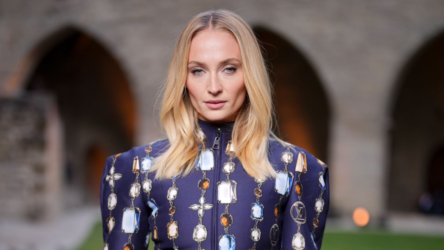 &#x3A3;&#x3BF;&#x3BA;&#x3AC;&#x3C1;&#x3B5;&#x3B9; &#x3B7; Sophie Turner: &quot;&#x3A3;&#x3C4;&#x3B1; 13 &#x3BC;&#x3BF;&#x3C5; &#x3B1;&#x3BD;&#x3B1;&#x3BA;&#x3AC;&#x3BB;&#x3C5;&#x3C8;&#x3B1; &#x3C0;&#x3BF;&#x3BB;&#x3BB;&#x3AC; &#x3B3;&#x3B9;&#x3B1; &#x3C4;&#x3BF; &#x3C3;&#x3B5;&#x3BE; &#x3C7;&#x3AC;&#x3C1;&#x3B7; &#x3C3;&#x3C4;&#x3BF; &#x3C3;&#x3B5;&#x3BD;&#x3AC;&#x3C1;&#x3B9;&#x3BF; &#x3C4;&#x3BF;&#x3C5; Game of Thrones&quot;