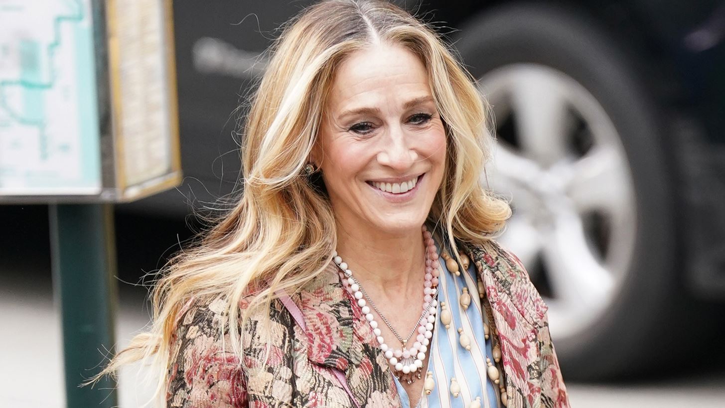 Sarah Jessica Parker | &#x3A4;&#x3BF; &#x3C7;&#x3C1;&#x3C5;&#x3C3;&#x3CC; &#x3C6;&#x3CC;&#x3C1;&#x3B5;&#x3BC;&#x3AC; &#x3C4;&#x3B7;&#x3C2; &#x3B5;&#x3AF;&#x3BD;&#x3B1;&#x3B9; &#x3B7; &#x3B9;&#x3B4;&#x3B1;&#x3BD;&#x3B9;&#x3BA;&#x3AE; &#x3B5;&#x3C0;&#x3B9;&#x3BB;&#x3BF;&#x3B3;&#x3AE; &#x3B3;&#x3B9;&#x3B1; &#x3C4;&#x3B9;&#x3C2; festive &#x3B5;&#x3BA;&#x3B4;&#x3B7;&#x3BB;&#x3CE;&#x3C3;&#x3B5;&#x3B9;&#x3C2; &#x3BA;&#x3B1;&#x3B9; &#x3C4;&#x3B1; &#x3C1;&#x3B5;&#x3B2;&#x3B5;&#x3B3;&#x3B9;&#x3CC;&#x3BD; &#x3C4;&#x3C9;&#x3BD; &#x3A7;&#x3C1;&#x3B9;&#x3C3;&#x3C4;&#x3BF;&#x3C5;&#x3B3;&#x3AD;&#x3BD;&#x3BD;&#x3C9;&#x3BD;