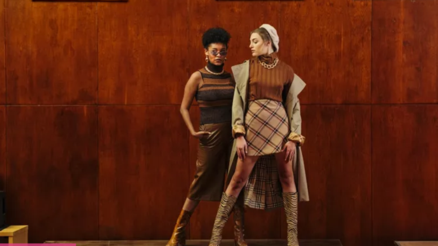 Είσαι έτοιμη για ψώνια; Εδώ θα βρεις τα πιο hot ρούχα και αξεσουάρ που θα σε κρατήσουν on budget