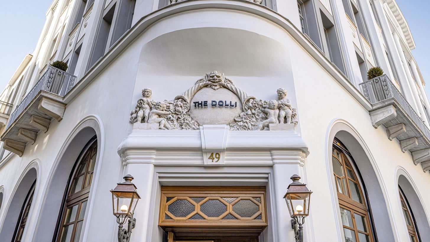 &#x3A4;&#x3BF; THE DOLLI &#x3BB;&#x3AC;&#x3BC;&#x3C0;&#x3B5;&#x3B9; &#x3BC;&#x3B5; &#x3B4;&#x3CD;&#x3BF; MICHELIN Keys &#x3C3;&#x3C4;&#x3BF; &#x3A0;&#x3B1;&#x3C1;&#x3AF;&#x3C3;&#x3B9; &#x3BA;&#x3B1;&#x3B9; &#x3C6;&#x3C9;&#x3C4;&#x3AF;&#x3B6;&#x3B5;&#x3B9; &#x3C4;&#x3B7;&#x3BD; &#x391;&#x3B8;&#x3AE;&#x3BD;&#x3B1;