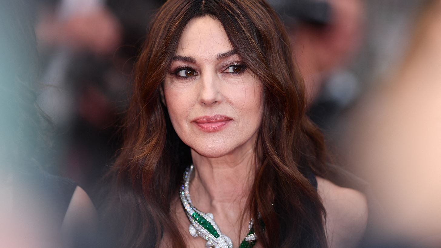 Το νέο κούρεμα της Monica Bellucci είναι η ιδανική κουπ για κάθε γυναίκα 50+