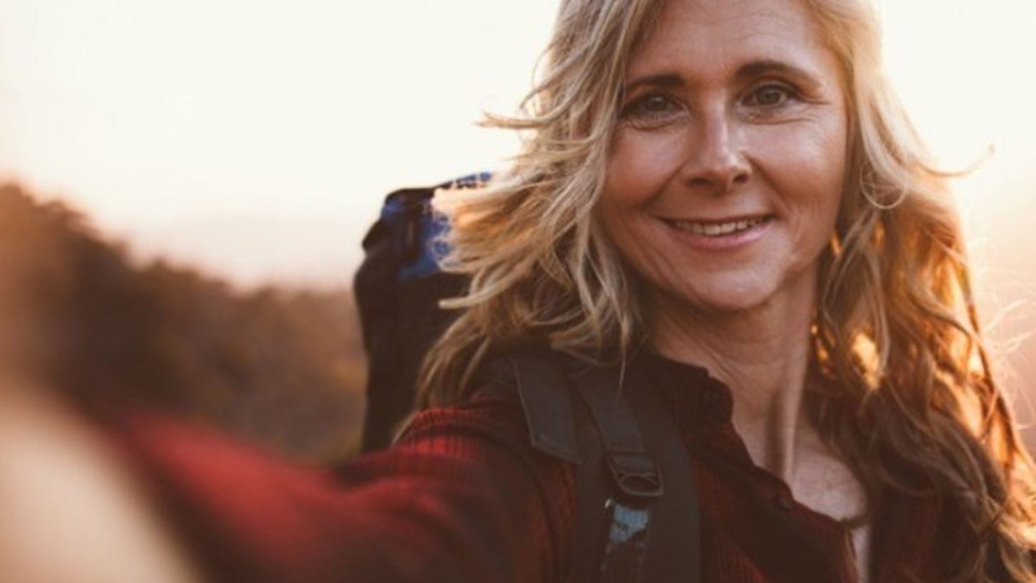 Πώς θα μεγαλώνουμε χωρίς να "γερνάμε" – Ένας 10λογος που αξίζει να κολλήσεις στο ψυγείο