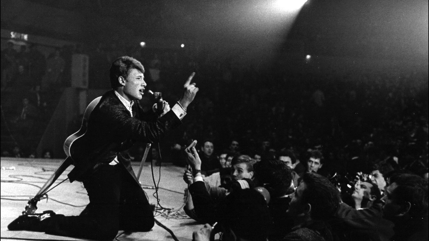 Johny Hallyday: &#x397; &#x3B6;&#x3C9;&#x3AE; &#x3BA;&#x3B1;&#x3B9; &#x3BF;&#x3B9; &#x3BC;&#x3B5;&#x3B3;&#x3B1;&#x3BB;&#x3CD;&#x3C4;&#x3B5;&#x3C1;&#x3B5;&#x3C2; &#x3B5;&#x3C0;&#x3B9;&#x3C4;&#x3C5;&#x3C7;&#x3AF;&#x3B5;&#x3C2; &#x3C4;&#x3BF;&#x3C5; &quot;Elvis&quot; &#x3C4;&#x3B7;&#x3C2; &#x393;&#x3B1;&#x3BB;&#x3BB;&#x3AF;&#x3B1;&#x3C2;