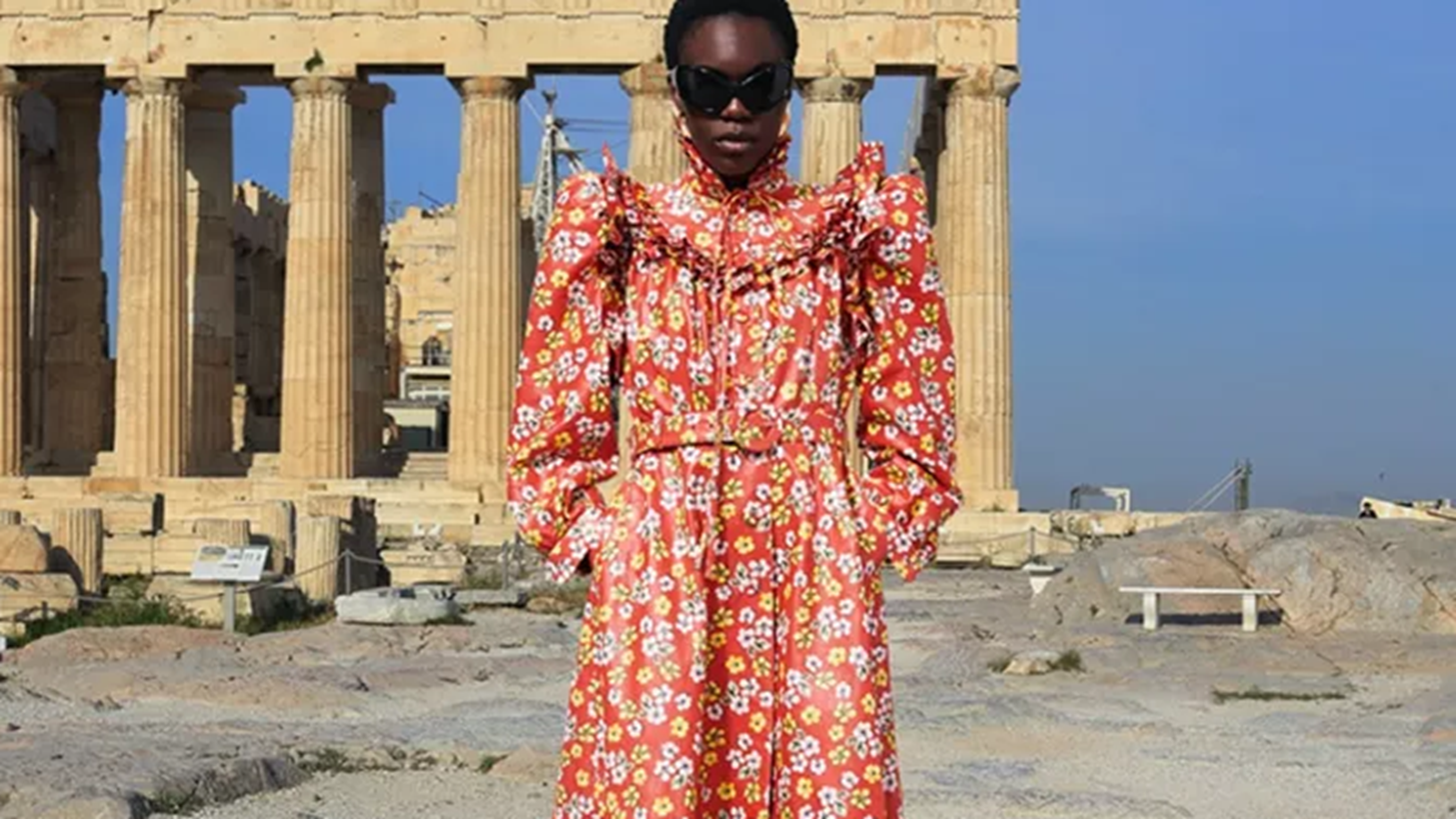 Balenciaga | &#x397; &#x3BD;&#x3AD;&#x3B1; &#x3C3;&#x3C5;&#x3BB;&#x3BB;o&#x3B3;&#x3AE; &#x3BC;&#x3AC;&#x3C2; &#x3C4;&#x3B1;&#x3BE;&#x3B9;&#x3B4;&#x3B5;&#x3CD;&#x3B5;&#x3B9; &#x3C3;&#x3B5; &#x3B4;&#x3B9;&#x3AC;&#x3C3;&#x3B7;&#x3BC;&#x3B1; &#x3B1;&#x3BE;&#x3B9;&#x3BF;&#x3B8;&#x3AD;&#x3B1;&#x3C4;&#x3B1; &#x2013; &#x3BA;&#x3B1;&#x3B9; &#x3C4;&#x3B7;&#x3BD; &#x391;&#x3BA;&#x3C1;&#x3CC;&#x3C0;&#x3BF;&#x3BB;&#x3B7;