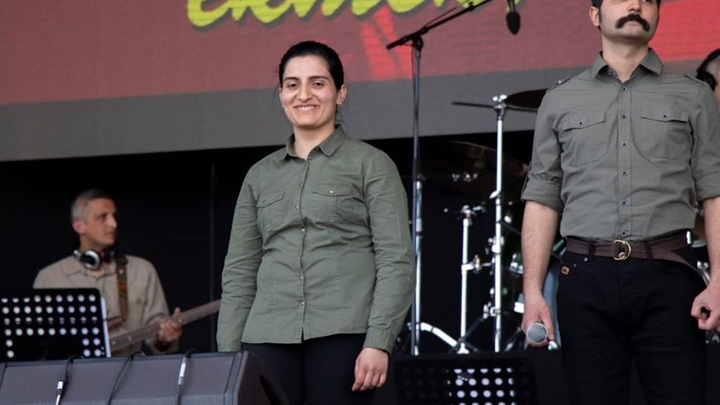 Helin B&#xF6;lek: &#x397; &#x3B1;&#x3B3;&#x3C9;&#x3BD;&#x3AF;&#x3C3;&#x3C4;&#x3C1;&#x3B9;&#x3B1; &#x3BC;&#x3BF;&#x3C5;&#x3C3;&#x3B9;&#x3BA;&#x3CC;&#x3C2; &#x3C0;&#x3BF;&#x3C5; &#x3C0;&#x3AD;&#x3B8;&#x3B1;&#x3BD;&#x3B5; &#x3B3;&#x3B9;&#x3B1; &#x3C4;&#x3B7;&#x3BD; &#x3B5;&#x3BB;&#x3B5;&#x3C5;&#x3B8;&#x3B5;&#x3C1;&#x3AF;&#x3B1;