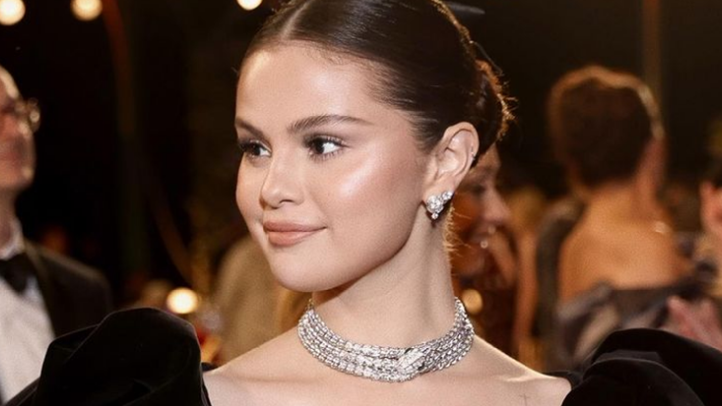 &#x392;&#x3C1;&#x3B1;&#x3B2;&#x3B5;&#x3AF;&#x3B1; Emmy | &#x397; Selena Gomez &#x3C0;&#x3BF;&#x3B6;&#x3AC;&#x3C1;&#x3B5;&#x3B9; &#x3C3;&#x3C4;&#x3BF; &#x3BA;&#x3CC;&#x3BA;&#x3BA;&#x3B9;&#x3BD;&#x3BF; &#x3C7;&#x3B1;&#x3BB;&#x3AF; &#x3BA;&#x3B1;&#x3B9; &#x3BF; &#x3C3;&#x3CD;&#x3BD;&#x3C4;&#x3C1;&#x3BF;&#x3C6;&#x3CC;&#x3C2; &#x3C4;&#x3B7;&#x3C2;, Benny Blanco, &#x3C4;&#x3B7;&#x3C2; &#x3C3;&#x3C4;&#x3AD;&#x3BB;&#x3BD;&#x3B5;&#x3B9; &#x3C6;&#x3B9;&#x3BB;&#x3B9;&#x3AC; (&#x3B2;&#x3AF;&#x3BD;&#x3C4;&#x3B5;&#x3BF;)