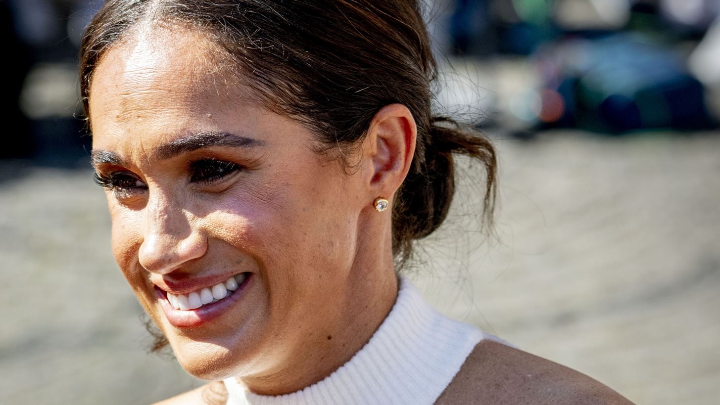 Meghan Markle | &#x39F; &#x3BA;&#x3C1;&#x3C5;&#x3C6;&#x3CC;&#x3C2; &#x3C3;&#x3C5;&#x3BC;&#x3B2;&#x3BF;&#x3BB;&#x3B9;&#x3C3;&#x3BC;&#x3CC;&#x3C2; &#x3C0;&#x3AF;&#x3C3;&#x3C9; &#x3B1;&#x3C0;&#x3CC; &#x3C4;&#x3B1; &#x3C3;&#x3CD;&#x3BD;&#x3BF;&#x3BB;&#x3AC; &#x3C4;&#x3B7;&#x3C2;