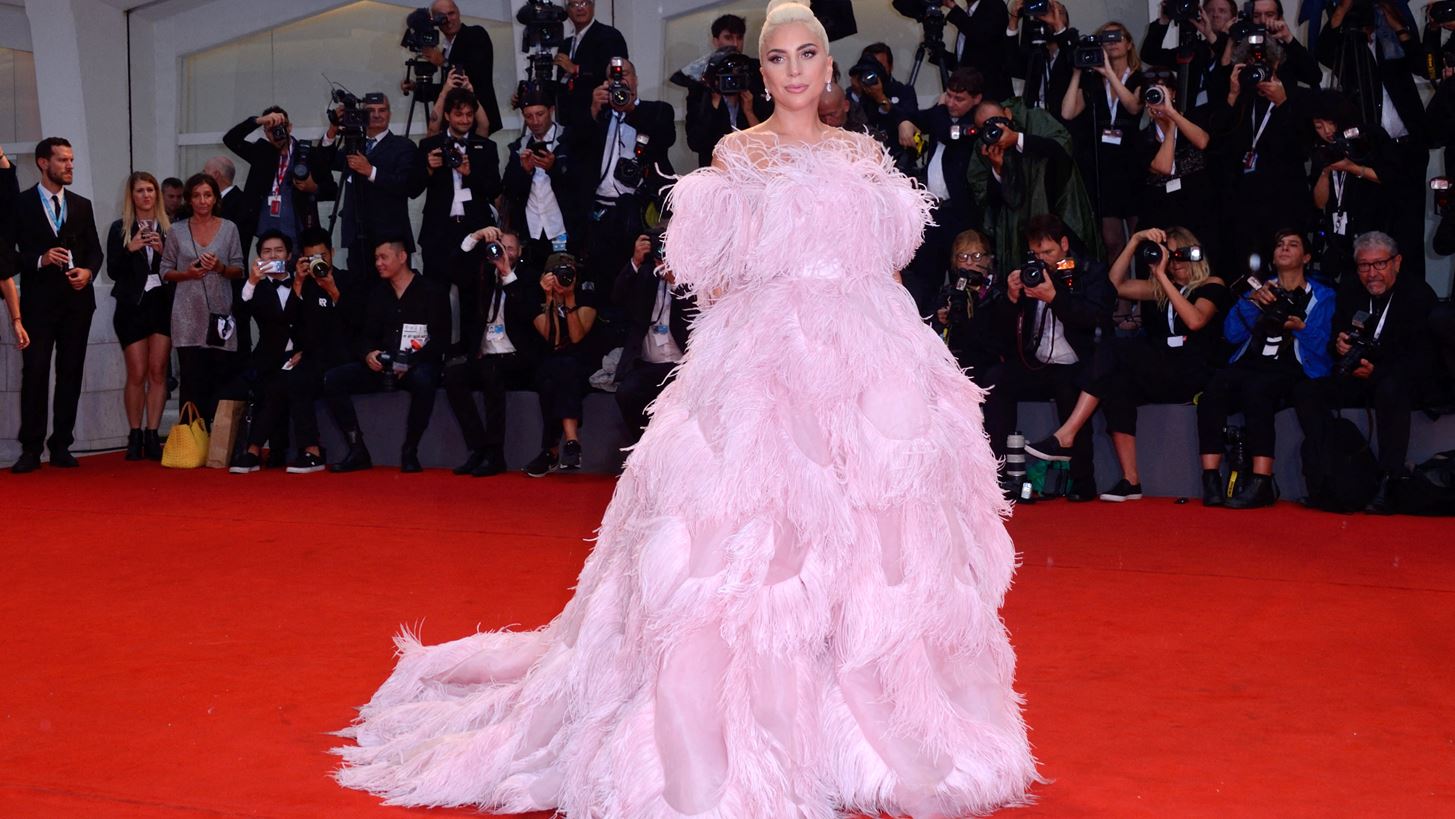 Τα ωραιότερα φορέματα με πούπουλα στο κόκκινο χαλί