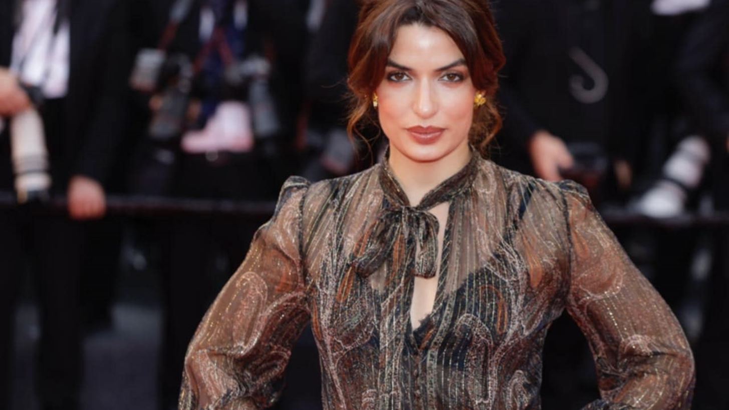&#x397; &#x3A4;&#x3CC;&#x3BD;&#x3B9;&#x3B1; &#x3A3;&#x3C9;&#x3C4;&#x3B7;&#x3C1;&#x3BF;&#x3C0;&#x3BF;&#x3CD;&#x3BB;&#x3BF;&#x3C5; &#x3BC;&#x3B5; &#x3B1;&#x3AD;&#x3C1;&#x3B9;&#x3BD;&#x3BF; 70s inspired Saint Laurent &#x3C6;&#x3CC;&#x3C1;&#x3B5;&#x3BC;&#x3B1; &#x3C3;&#x3C4;&#x3BF; &#x3A6;&#x3B5;&#x3C3;&#x3C4;&#x3B9;&#x3B2;&#x3AC;&#x3BB; &#x39A;&#x3B1;&#x3BD;&#x3BD;&#x3CE;&#x3BD;
