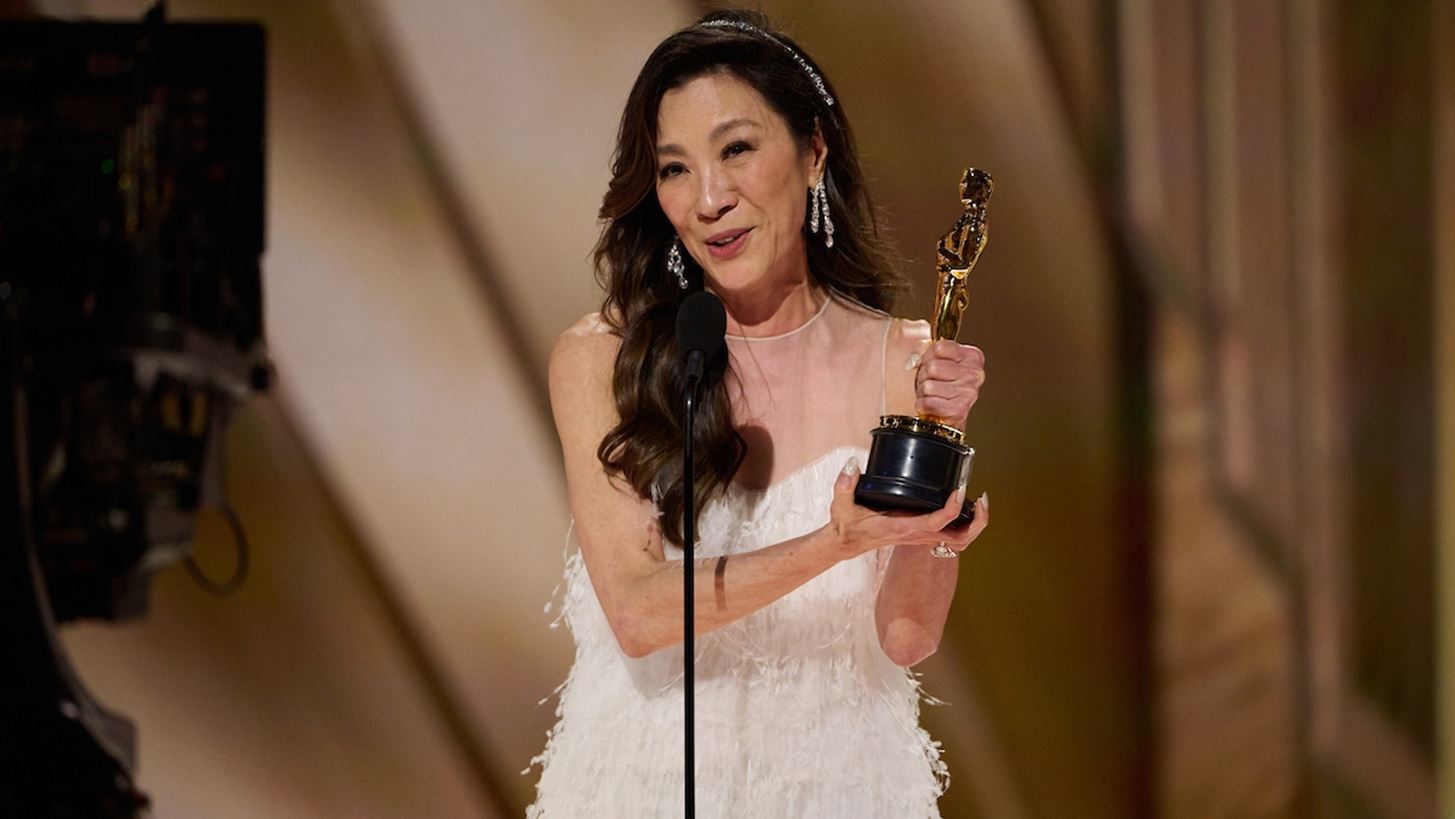 &#x397; Michelle Yeoh &#x3B5;&#x3AF;&#x3BD;&#x3B1;&#x3B9; &#x3B7; &#x3C0;&#x3C1;&#x3CE;&#x3C4;&#x3B7; &#x3B1;&#x3C3;&#x3B9;&#x3B1;&#x3C4;&#x3B9;&#x3BA;&#x3AE;&#x3C2; &#x3BA;&#x3B1;&#x3C4;&#x3B1;&#x3B3;&#x3C9;&#x3B3;&#x3AE;&#x3C2; &#x3B7;&#x3B8;&#x3BF;&#x3C0;&#x3BF;&#x3B9;&#x3CC;&#x3C2; &#x3C0;&#x3BF;&#x3C5; &#x3BA;&#x3B5;&#x3C1;&#x3B4;&#x3AF;&#x3B6;&#x3B5;&#x3B9; &#x38C;&#x3C3;&#x3BA;&#x3B1;&#x3C1;