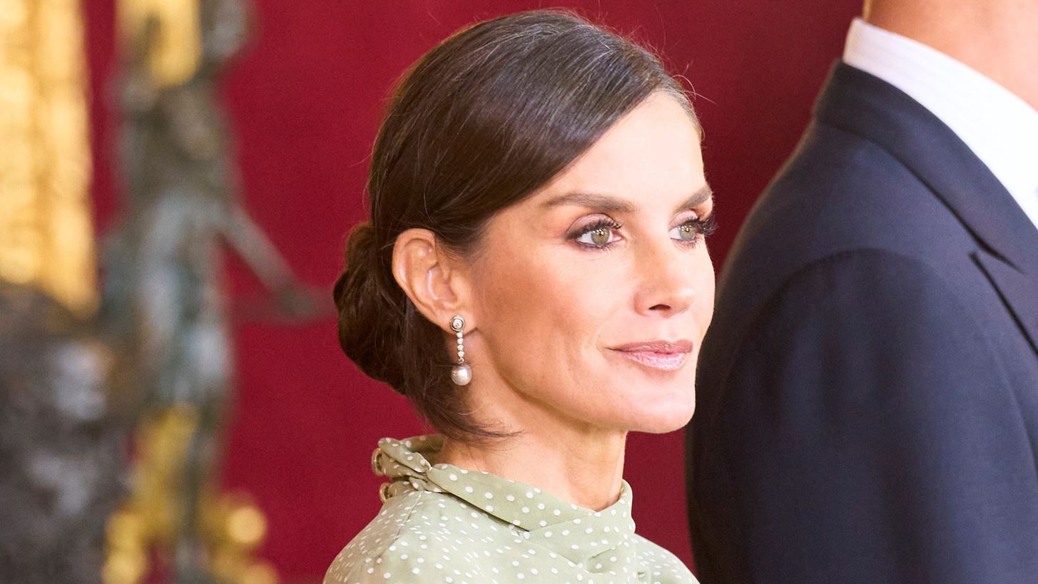 Βασίλισσα Letizia | Εμφανίστηκε (ξανά) με φόρεμα που "σπάει το πρωτόκολλο"