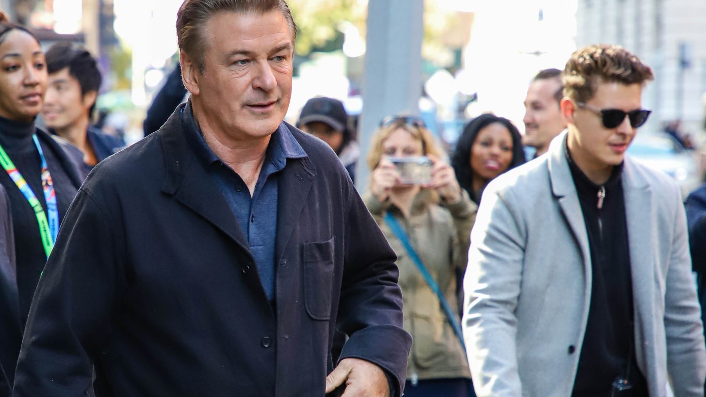 &#x39F; Alec Baldwin &#x3BC;&#x3B9;&#x3BB;&#x3AC;&#x3B5;&#x3B9; &#x3B3;&#x3B9;&#x3B1; &#x3C0;&#x3C1;&#x3CE;&#x3C4;&#x3B7; &#x3C6;&#x3BF;&#x3C1;&#x3AC; &#x3BC;&#x3B5;&#x3C4;&#x3AC; &#x3C4;&#x3BF;&#x3BD; &#x3BC;&#x3BF;&#x3B9;&#x3C1;&#x3B1;&#x3AF;&#x3BF; &#x3C0;&#x3C5;&#x3C1;&#x3BF;&#x3B2;&#x3BF;&#x3BB;&#x3B9;&#x3C3;&#x3BC;&#x3CC; &#x3C4;&#x3B7;&#x3C2; Halyna Hutchins
