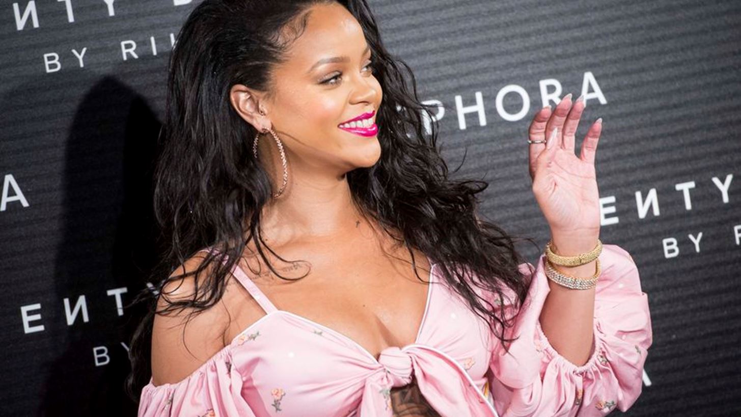 H Rihanna &#x3B5;&#x3AF;&#x3BD;&#x3B1;&#x3B9; &#x3B7; &#x3C0;&#x3C1;&#x3CE;&#x3C4;&#x3B7; &#x3C0;&#x3BF;&#x3C5; &#x3C6;&#x3BF;&#x3C1;&#x3AC; &#x3C4;&#x3B9;&#x3C2; &#x3BD;&#x3AD;&#x3B5;&#x3C2; Saint Laurent &#x3BC;&#x3C0;&#x3CC;&#x3C4;&#x3B5;&#x3C2;