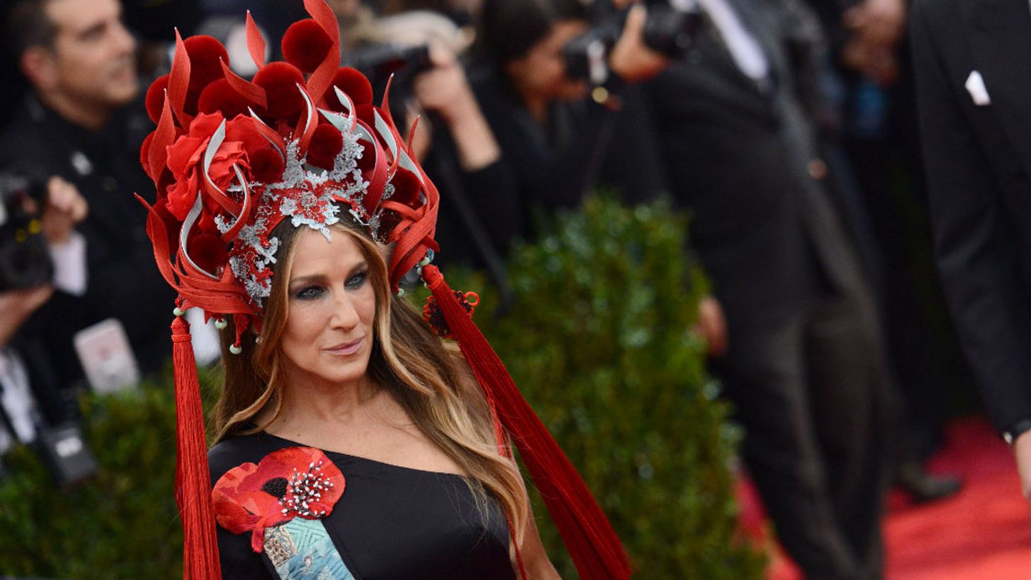 Sarah Jessica Parker: &#x393;&#x3B9;&#x3B1;&#x3C4;&#x3AF; &#x3B4;&#x3B5;&#x3BD; &#x3C4;&#x3B7;&#x3BD; &#x3B5;&#x3AF;&#x3B4;&#x3B1;&#x3BC;&#x3B5; &#x3C3;&#x3C4;&#x3BF; &#x3C6;&#x3B5;&#x3C4;&#x3B9;&#x3BD;&#x3CC; Met Gala;