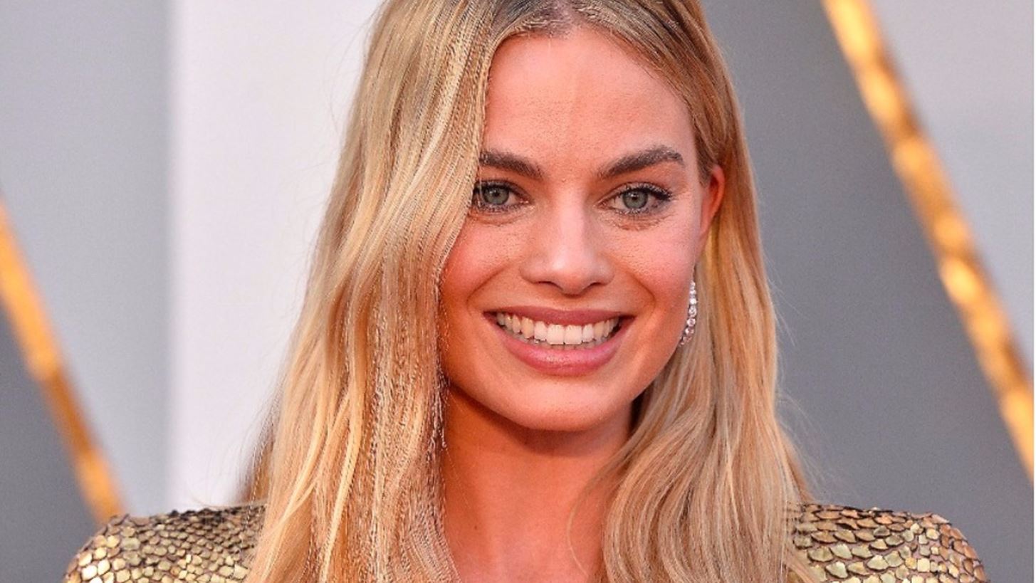 Margot Robbie: H &#x3C3;&#x3BF;&#x3BA;&#x3B1;&#x3C1;&#x3B9;&#x3C3;&#x3C4;&#x3B9;&#x3BA;&#x3AE; &#x3BC;&#x3B5;&#x3C4;&#x3B1;&#x3BC;&#x3CC;&#x3C1;&#x3C6;&#x3C9;&#x3C3;&#x3AE; &#x3C4;&#x3B7;&#x3C2; &#x3C3;&#x3B5; &#x3B2;&#x3B1;&#x3C3;&#x3AF;&#x3BB;&#x3B9;&#x3C3;&#x3C3;&#x3B1; &#x395;&#x3BB;&#x3B9;&#x3C3;&#x3AC;&#x3B2;&#x3B5;&#x3C4; &#x391;&#x384;