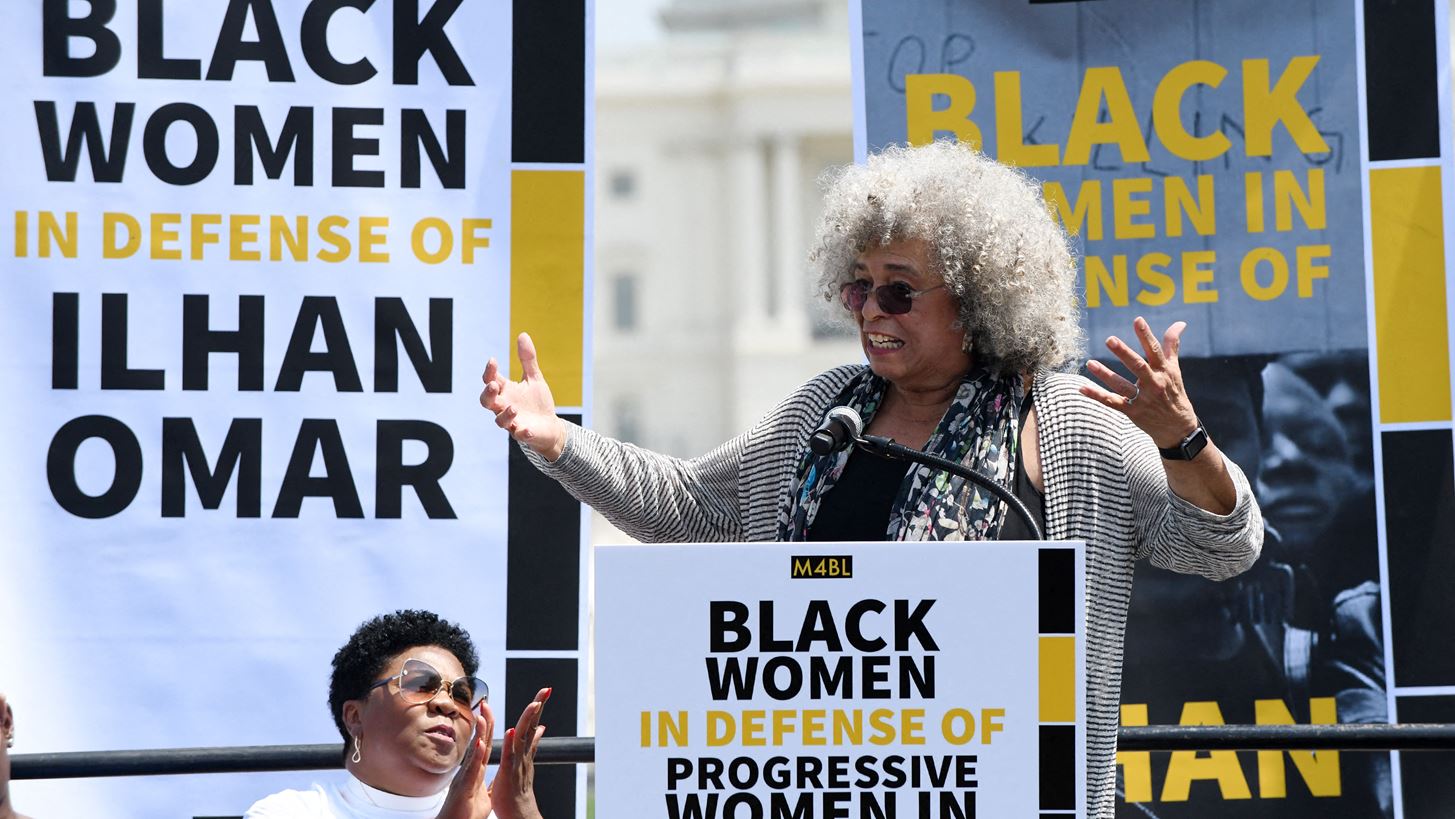 &#x397; Angela Davis &#x3BB;&#x3B1;&#x3BD;&#x3C3;&#x3AC;&#x3C1;&#x3B5;&#x3B9; &#x3C3;&#x3C5;&#x3BB;&#x3BB;&#x3BF;&#x3B3;&#x3AE; &#x3C1;&#x3BF;&#x3CD;&#x3C7;&#x3C9;&#x3BD; &#x3B5;&#x3BC;&#x3C0;&#x3BD;&#x3B5;&#x3C5;&#x3C3;&#x3BC;&#x3AD;&#x3BD;&#x3B7; &#x3B1;&#x3C0;&#x3CC; &#x3C4;&#x3BF;&#x3C5;&#x3C2; &#x3B1;&#x3BA;&#x3C4;&#x3B9;&#x3B2;&#x3B9;&#x3C3;&#x3C4;&#x3AD;&#x3C2; &#x3C4;&#x3C9;&#x3BD; &#x3C0;&#x3BF;&#x3BB;&#x3B9;&#x3C4;&#x3B9;&#x3BA;&#x3CE;&#x3BD; &#x3B4;&#x3B9;&#x3BA;&#x3B1;&#x3B9;&#x3C9;&#x3BC;&#x3AC;&#x3C4;&#x3C9;&#x3BD;