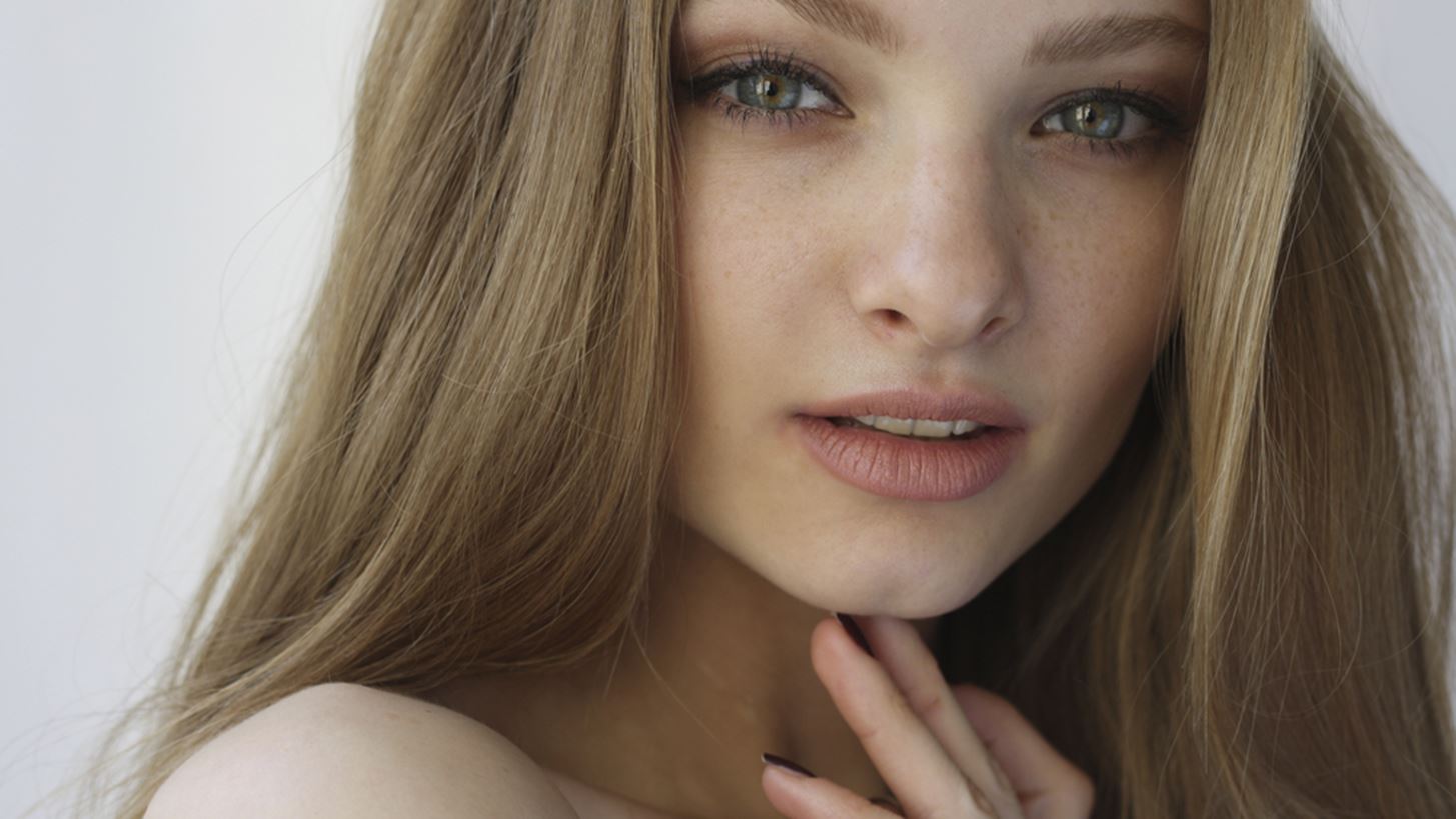 No-Makeup Makeup: &#x3A4;&#x3BF; &#x3C4;&#x3C1;&#x3B9;&#x3BA; &#x3C0;&#x3BF;&#x3C5; &#x3BA;&#x3AC;&#x3BD;&#x3B5;&#x3B9; &#x3C4;&#x3B7;&#x3BD; &#x3C0;&#x3C1;&#x3B1;&#x3B3;&#x3BC;&#x3B1;&#x3C4;&#x3B9;&#x3BA;&#x3AE; &#x3B4;&#x3B9;&#x3B1;&#x3C6;&#x3BF;&#x3C1;&#x3AC;