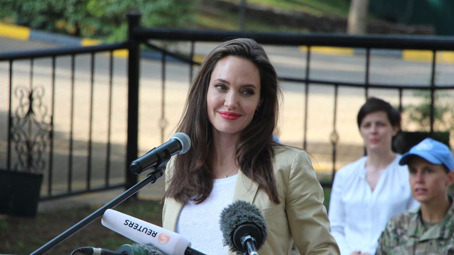 Angelina Jolie: &#x39C;&#x3B9;&#x3BB;&#x3AC; &#x3B3;&#x3B9;&#x3B1; &#x3C4;&#x3B7; &#x3B6;&#x3C9;&#x3AE; &#x3BC;&#x3B5;&#x3C4;&#x3AC; &#x3C4;&#x3BF; &#x3B4;&#x3B9;&#x3B1;&#x3B6;&#x3CD;&#x3B3;&#x3B9;&#x3BF; &#x3B1;&#x3C0;&#x3CC; &#x3C4;&#x3BF;&#x3BD; Brad Pitt