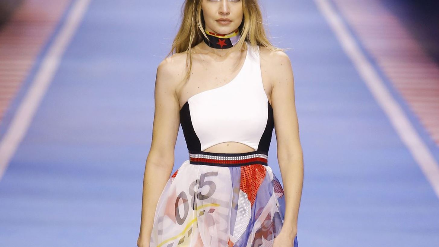 &#x397; Gigi Hadid &#x3BC;&#x3BF;&#x3B9;&#x3C1;&#x3AC;&#x3B6;&#x3B5;&#x3C4;&#x3B1;&#x3B9; &#x3C4;&#x3BF; &#x3B4;&#x3B9;&#x3BA;&#x3CC; &#x3C4;&#x3B7;&#x3C2; &#x3BF;&#x3B4;&#x3B7;&#x3B3;&#x3CC; &#x3B5;&#x3C0;&#x3B9;&#x3B2;&#x3AF;&#x3C9;&#x3C3;&#x3B7;&#x3C2; &#x3B3;&#x3B9;&#x3B1; &#x3C4;&#x3B9;&#x3C2; &#x395;&#x3B2;&#x3B4;&#x3BF;&#x3BC;&#x3AC;&#x3B4;&#x3B5;&#x3C2; &#x39C;&#x3CC;&#x3B4;&#x3B1;&#x3C2;