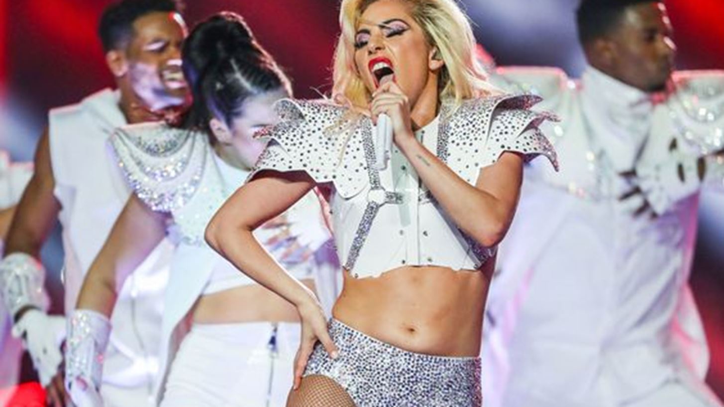 &#x397; Lady Gaga &#x3B1;&#x3C0;&#x3B1;&#x3BD;&#x3C4;&#x3AC; &#x3BC;&#x3B5; &#x3C4;&#x3BF;&#x3BD; &#x3BA;&#x3B1;&#x3BB;&#x3CD;&#x3C4;&#x3B5;&#x3C1;&#x3BF; &#x3C4;&#x3C1;&#x3CC;&#x3C0;&#x3BF; &#x3C3;&#x3B5; &#x3CC;&#x3C3;&#x3BF;&#x3C5;&#x3C2; &#x3C3;&#x3C7;&#x3BF;&#x3BB;&#x3B9;&#x3AC;&#x3B6;&#x3BF;&#x3C5;&#x3BD; &#x3C4;&#x3BF; &#x3C3;&#x3CE;&#x3BC;&#x3B1; &#x3C4;&#x3B7;&#x3C2;