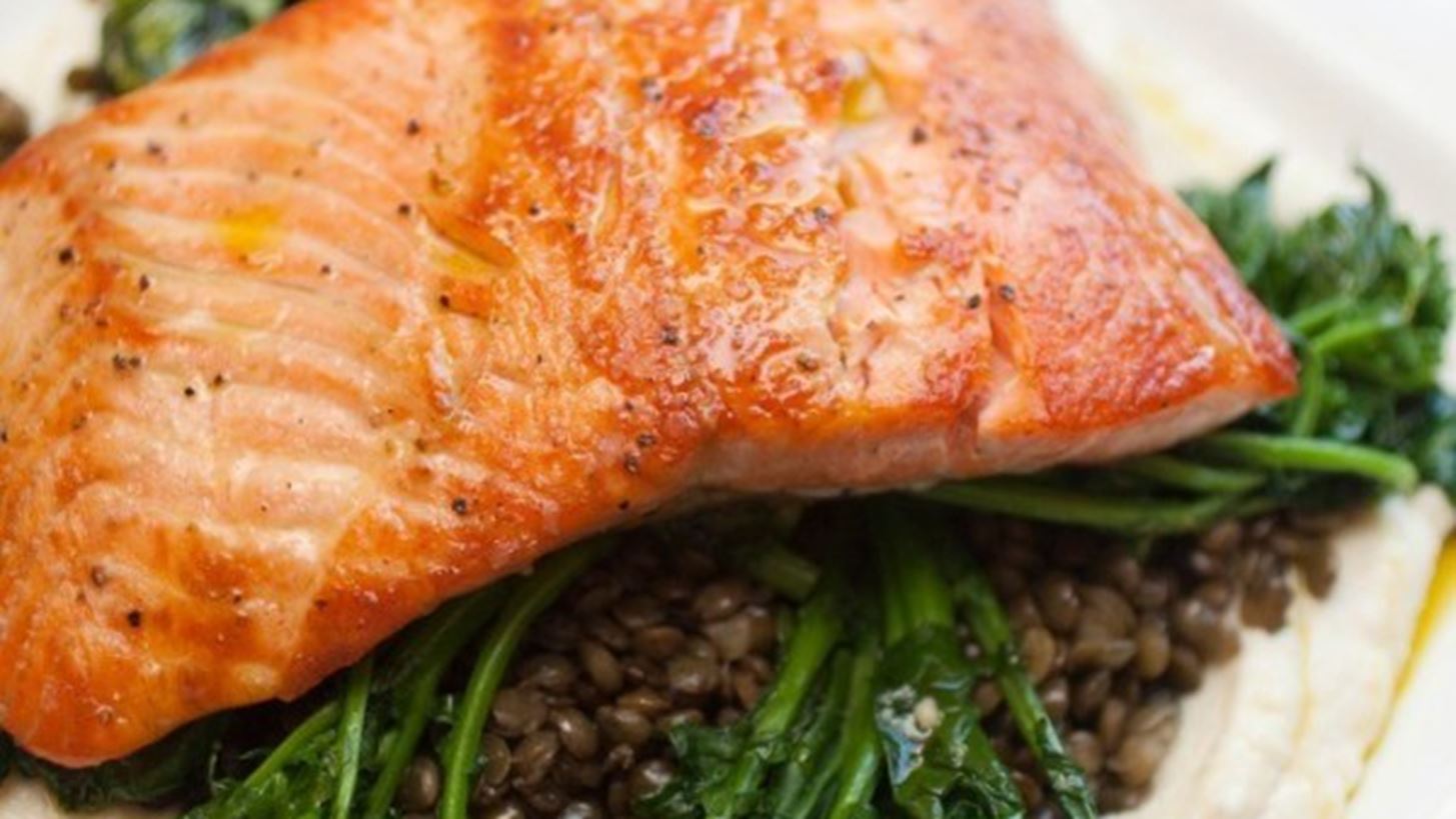 Πικάντικος σολομός με φακές: Ένας αναπάντεχος αλλά γευστικός συνδυασμός