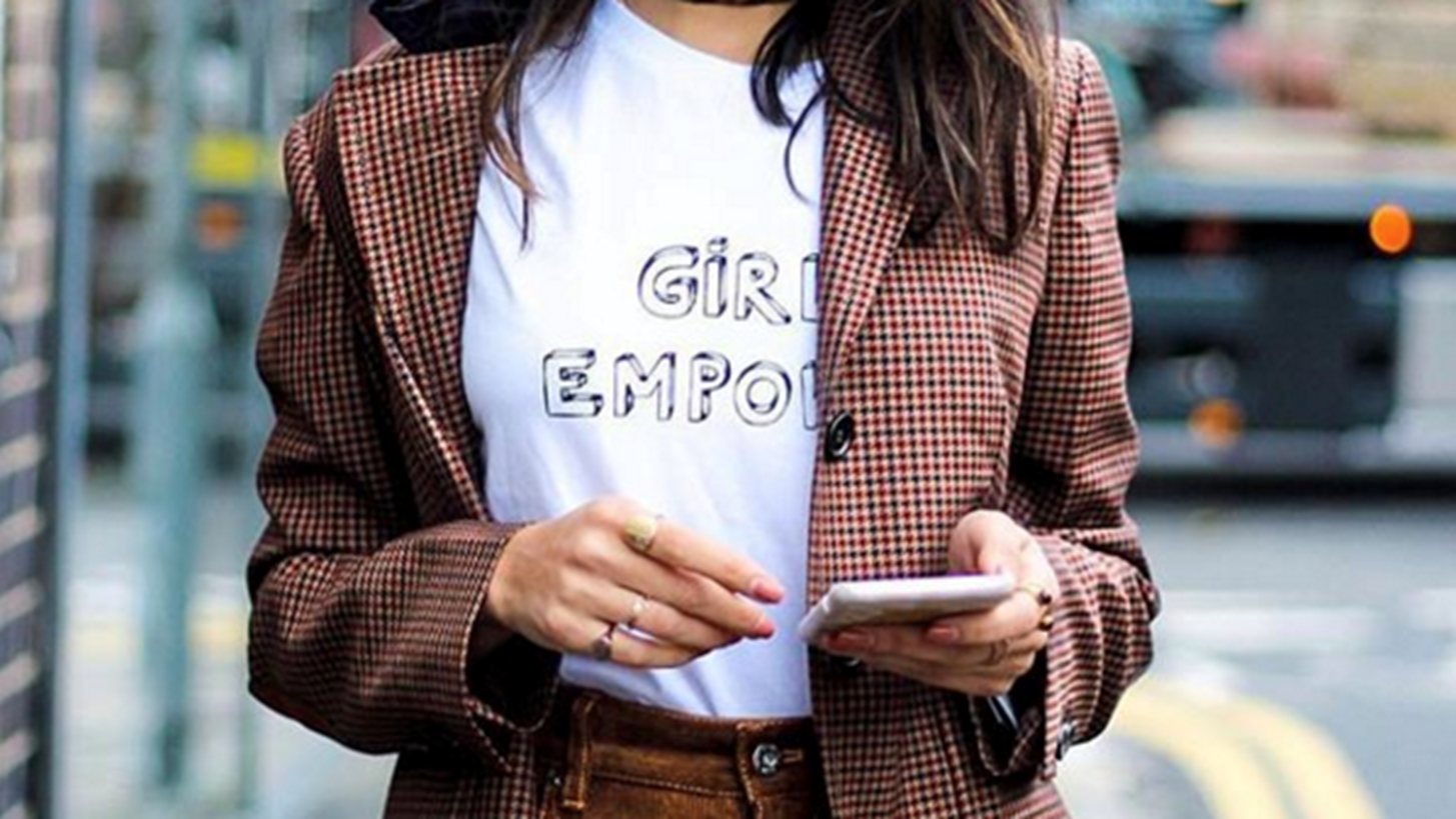 Girl Empower: &#x3A4;&#x3BF; &#x3A4;-shirt &#x3C0;&#x3BF;&#x3C5; &#x3C6;&#x3BF;&#x3C1;&#x3BF;&#x3CD;&#x3BD; &#x3C4;&#x3B1; supermodels &#x3AD;&#x3C7;&#x3B5;&#x3B9; &#x3AD;&#x3BD;&#x3B1; &#x3C3;&#x3B7;&#x3BC;&#x3B1;&#x3BD;&#x3C4;&#x3B9;&#x3BA;&#x3CC; &#x3BC;&#x3AE;&#x3BD;&#x3C5;&#x3BC;&#x3B1;