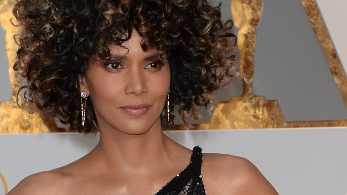 &#x397; Halle Berry &#x3B5;&#x3BE;&#x3B7;&#x3B3;&#x3B5;&#x3AF; &#x3C4;&#x3BF;&#x3BD; &#x3BB;&#x3CC;&#x3B3;&#x3BF; &#x3C0;&#x3BF;&#x3C5; &#x3B5;&#x3AF;&#x3BD;&#x3B1;&#x3B9; &#x3C4;&#x3AD;&#x3BB;&#x3B5;&#x3B9;&#x3BF; &#x3BD;&#x3B1; &#x3B5;&#x3AF;&#x3C3;&#x3B1;&#x3B9; single