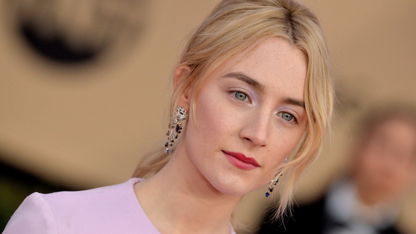 &#x397; Saoirse Ronan &#x3C6;&#x3CC;&#x3C1;&#x3B5;&#x3C3;&#x3B5; &#x3C4;&#x3BF; &#x3C0;&#x3B9;&#x3BF; &#x3B1;&#x3C3;&#x3C5;&#x3BD;&#x3AE;&#x3B8;&#x3B9;&#x3C3;&#x3C4;&#x3BF; &#x3B1;&#x3BE;&#x3B5;&#x3C3;&#x3BF;&#x3C5;&#x3AC;&#x3C1; &#x3BC;&#x3B1;&#x3BB;&#x3BB;&#x3B9;&#x3CE;&#x3BD;