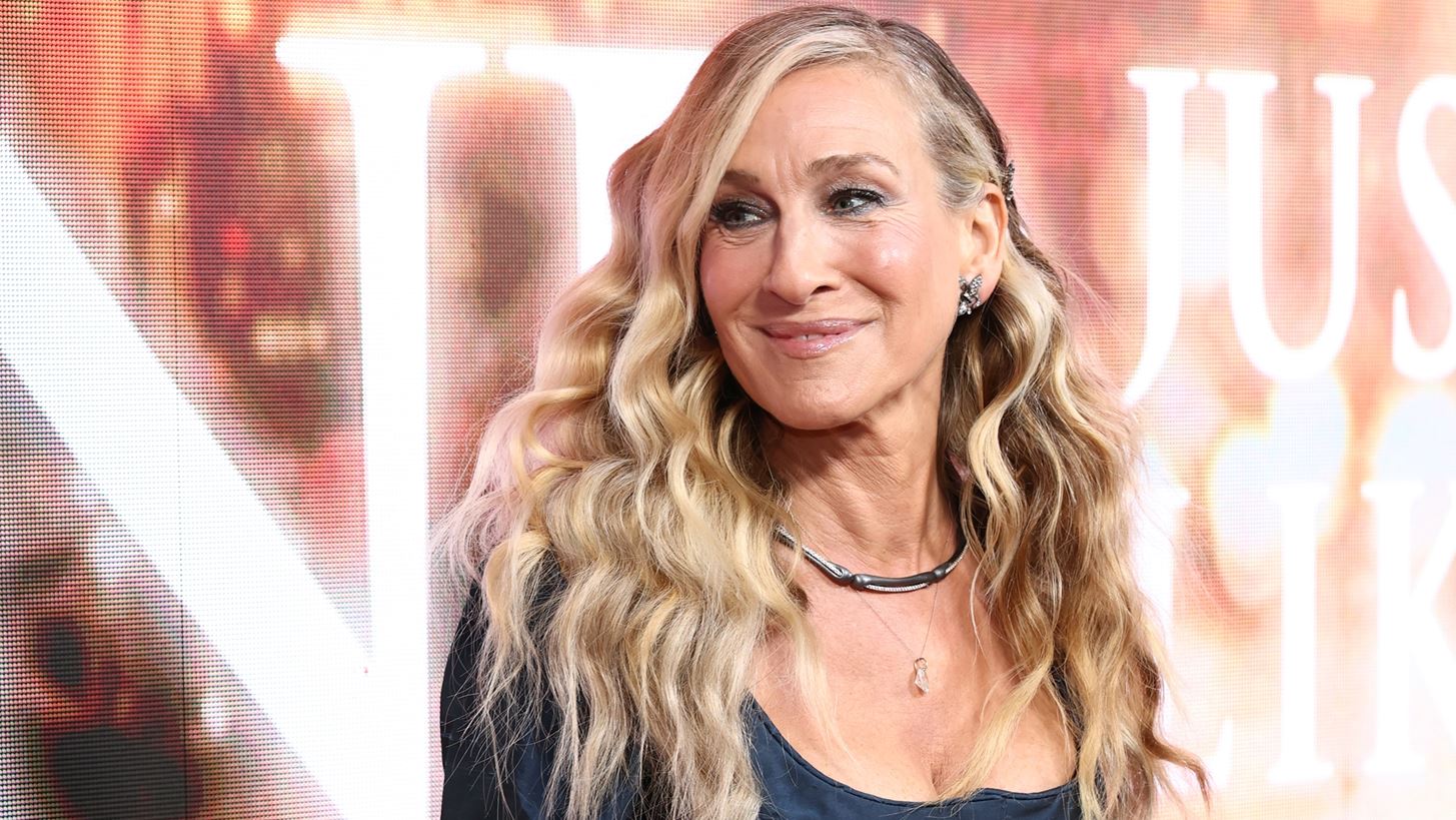 &#x397; Sarah Jessica Parker &#x3B5;&#x3C4;&#x3BF;&#x3B9;&#x3BC;&#x3AC;&#x3B6;&#x3B5;&#x3C4;&#x3B1;&#x3B9; &#x3B3;&#x3B9;&#x3B1; &#x3C4;&#x3B7;&#x3BD; &#x3C0;&#x3C1;&#x3B5;&#x3BC;&#x3B9;&#x3AD;&#x3C1;&#x3B1; &#x3C4;&#x3BF;&#x3C5; And Just Like That, &#x3B1;&#x3BA;&#x3BF;&#x3CD;&#x3B3;&#x3BF;&#x3BD;&#x3C4;&#x3B1;&#x3C2; &#x3AD;&#x3BD;&#x3B1; &#x3B5;&#x3BB;&#x3BB;&#x3B7;&#x3BD;&#x3B9;&#x3BA;&#x3CC; &#x3C4;&#x3C1;&#x3B1;&#x3B3;&#x3BF;&#x3CD;&#x3B4;&#x3B9; &#x3C4;&#x3C9;&#x3BD; 00s