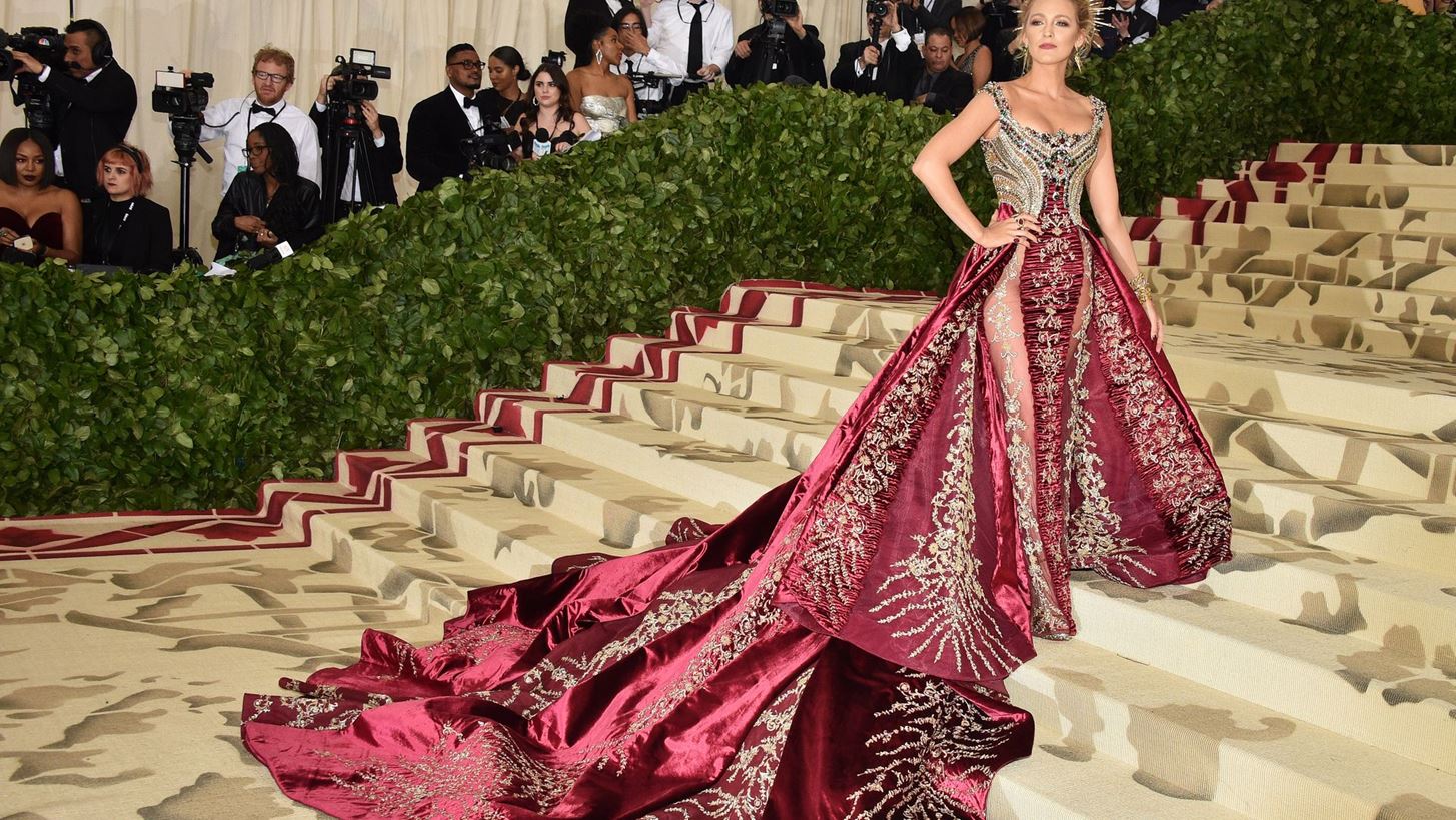 Met Gala 2018 | &#x38C;&#x3BB;&#x3B5;&#x3C2; &#x3BF;&#x3B9; &#x3B5;&#x3BC;&#x3C6;&#x3B1;&#x3BD;&#x3AF;&#x3C3;&#x3B5;&#x3B9;&#x3C2; &#x3C0;&#x3BF;&#x3C5; &#x3B5;&#x3AF;&#x3B4;&#x3B1;&#x3BC;&#x3B5; &#x3C3;&#x3C4;&#x3BF; &#x3BA;&#x3CC;&#x3BA;&#x3BA;&#x3B9;&#x3BD;&#x3BF; &#x3C7;&#x3B1;&#x3BB;&#x3AF;