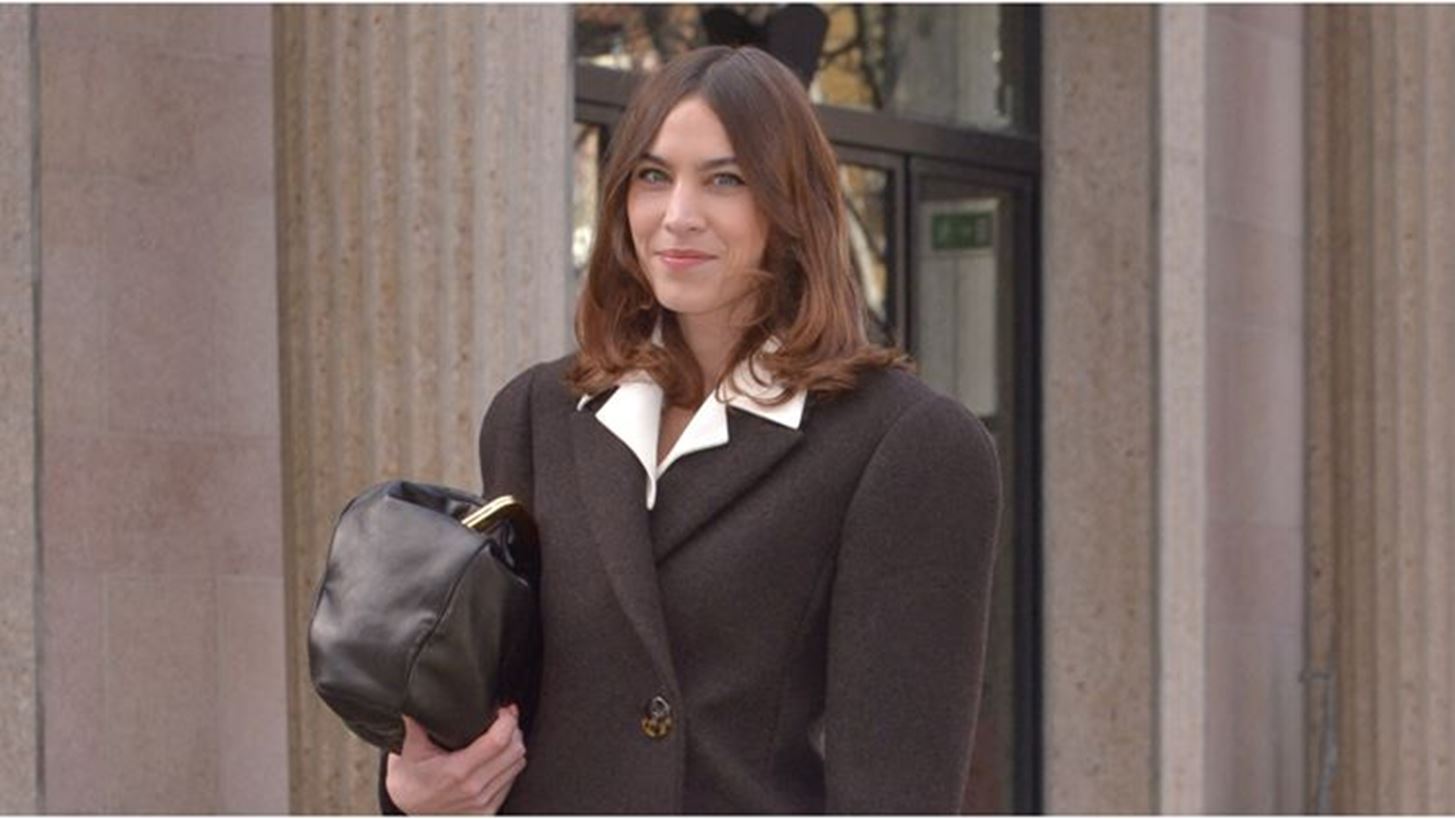 H Alexa Chung &#x3BC;&#x3B5; preppy look &#x3C0;&#x3BF;&#x3C5; &#x3B1;&#x3C0;&#x3BF;&#x3B4;&#x3B5;&#x3B9;&#x3BA;&#x3BD;&#x3CD;&#x3B5;&#x3B9; &#x3CC;&#x3C4;&#x3B9; &#x3C4;&#x3BF; &#x3C0;&#x3BB;&#x3B5;&#x3BA;&#x3C4;&#x3CC; &#x3B3;&#x3B9;&#x3BB;&#x3AD;&#x3BA;&#x3BF; &#x3B5;&#x3AF;&#x3BD;&#x3B1;&#x3B9; &#x3B7; &#x3C0;&#x3B9;&#x3BF; &#x3BA;&#x3BF;&#x3BC;&#x3C8;&#x3AE; &#x3C4;&#x3AC;&#x3C3;&#x3B7; &#x3C4;&#x3B7;&#x3C2; &#x3C3;&#x3B5;&#x3B6;&#x3CC;&#x3BD;