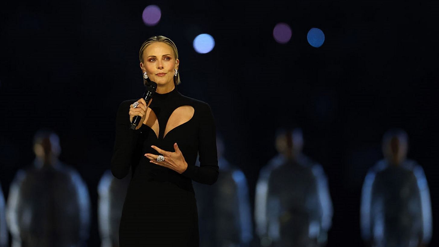 Charlize Theron | Το μήνυμα πίσω από το maxi φόρεμα που επέλεξε στην τελετή έναρξης των Χειμερινών Ολυμπιακών Αγώνων του 2026